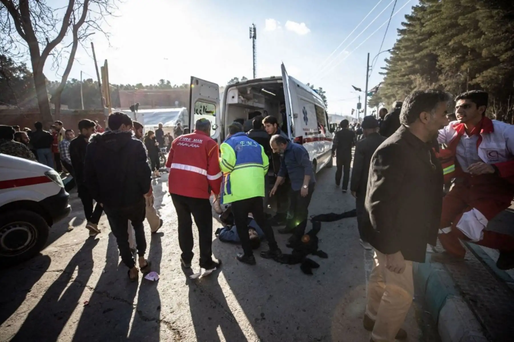 Un hombre herido recibe asistencia después de que dos explosiones en rápida sucesión golpearon a una multitud que conmemoraba el aniversario del asesinato en 2020 del general de la Guardia Qasem Soleimani, cerca de la mezquita Saheb al-Zaman en la ciudad de Kerman, en el sur de Irán. Foto: AFP