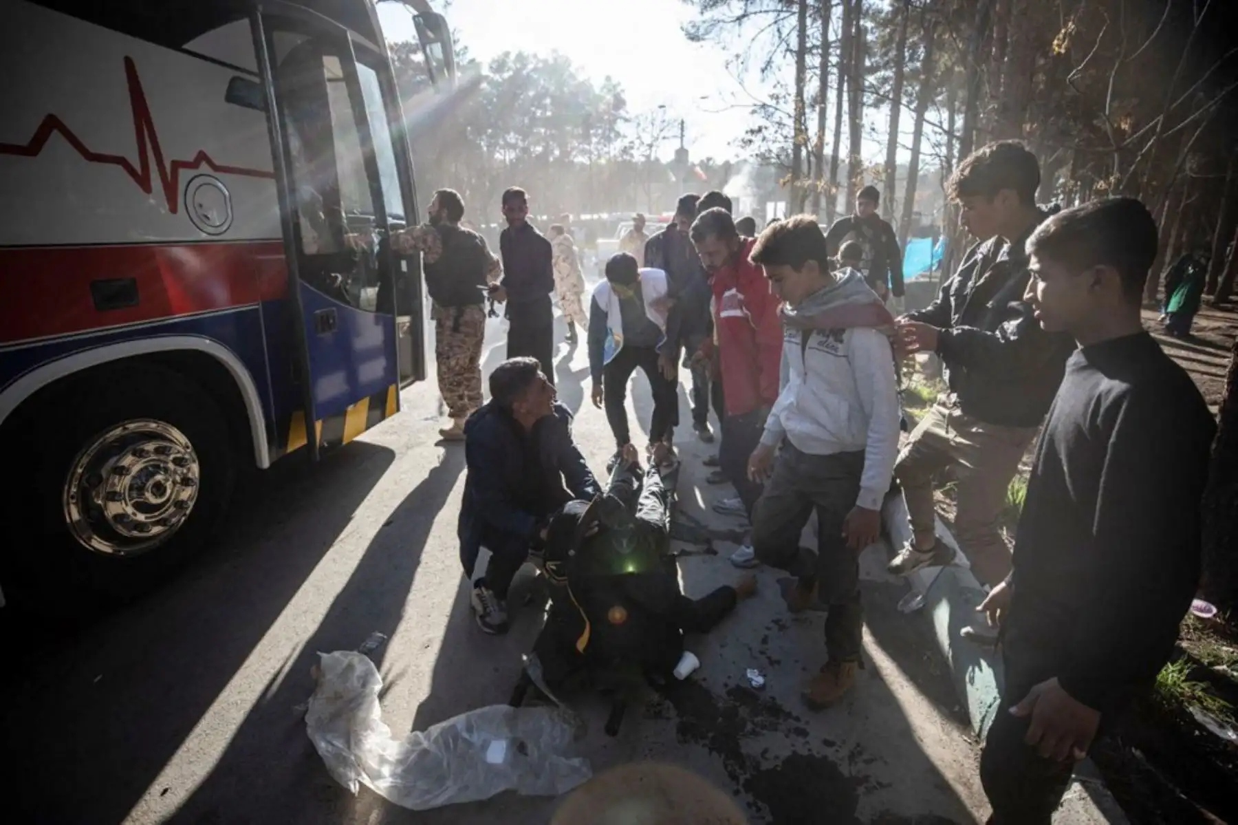 Un hombre herido recibe asistencia después de que dos explosiones en rápida sucesión golpearon a una multitud que conmemoraba el aniversario del asesinato en 2020 del general de la Guardia Qasem Soleimani, cerca de la mezquita Saheb al-Zaman en la ciudad de Kerman, en el sur de Irán. Foto: AFP
