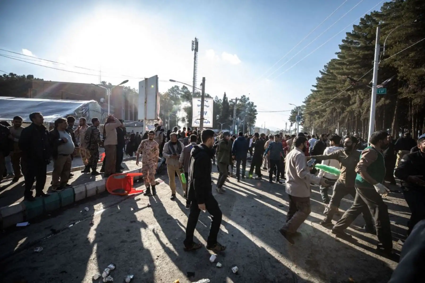 La gente se dispersa cerca del lugar donde dos explosiones en rápida sucesión golpearon a una multitud que conmemoraba el aniversario del asesinato en 2020 del general de la Guardia Qasem Soleimani, cerca de la mezquita Saheb al-Zaman en la ciudad de Kerman, en el sur de Irán. Foto: AFP