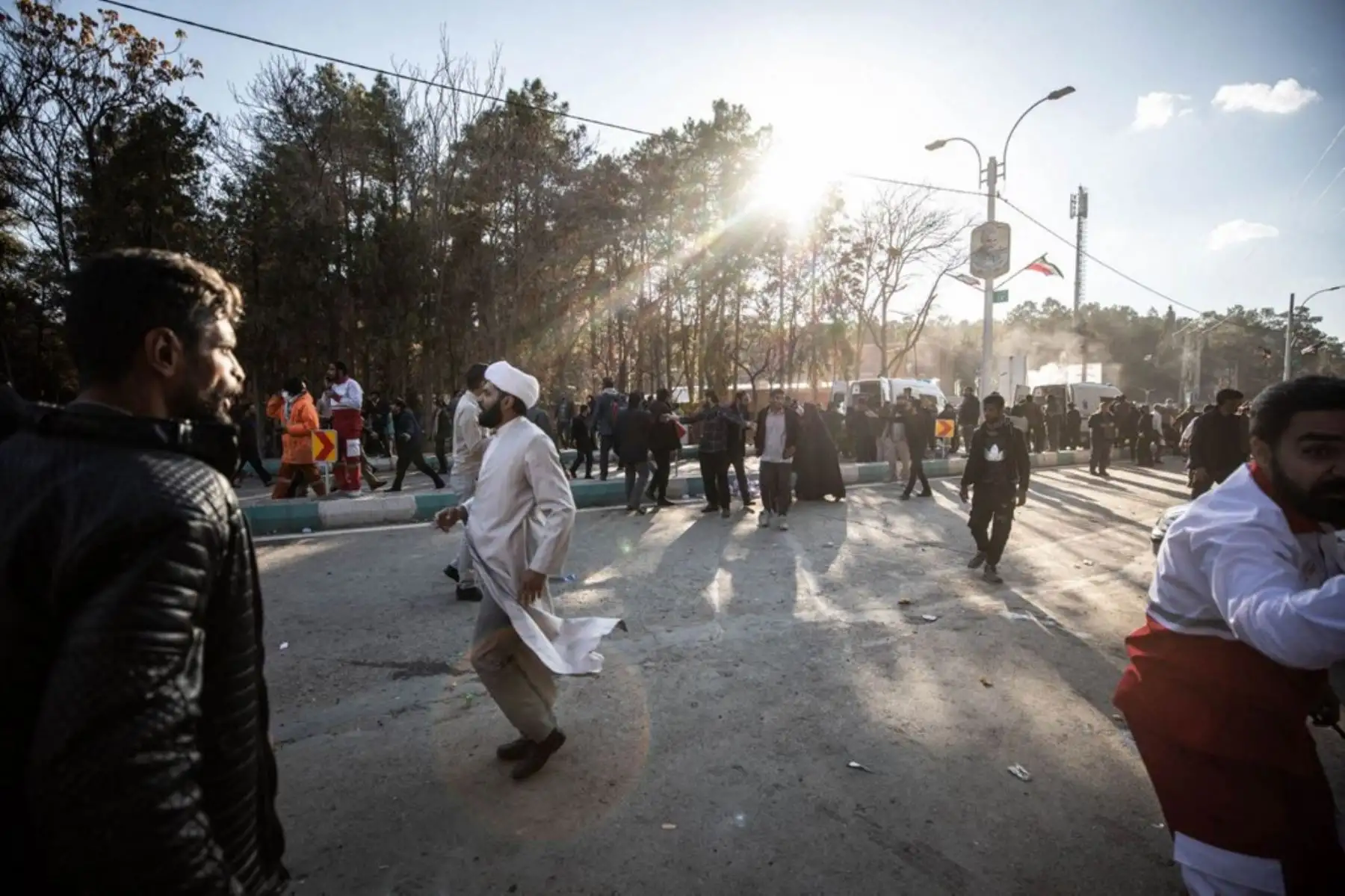 La gente se dispersa cerca del lugar donde dos explosiones en rápida sucesión golpearon a una multitud que conmemoraba el aniversario del asesinato en 2020 del general de la Guardia Qasem Soleimani, cerca de la mezquita Saheb al-Zaman en la ciudad de Kerman, en el sur de Irán. Foto: AFP