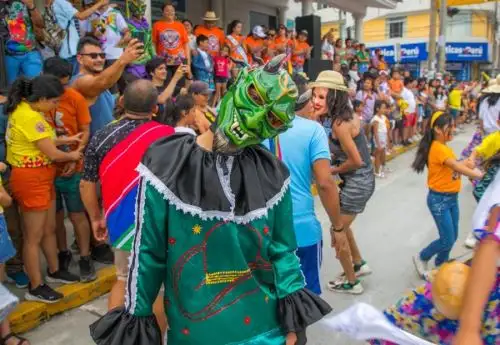 En un rincón de la Amazonía peruana existe un lugar que, con su folclor, llena la selva de alegría en cada inicio de año y que celebra durante dos meses la fiesta más grande de la selva del Perú: los carnavales.