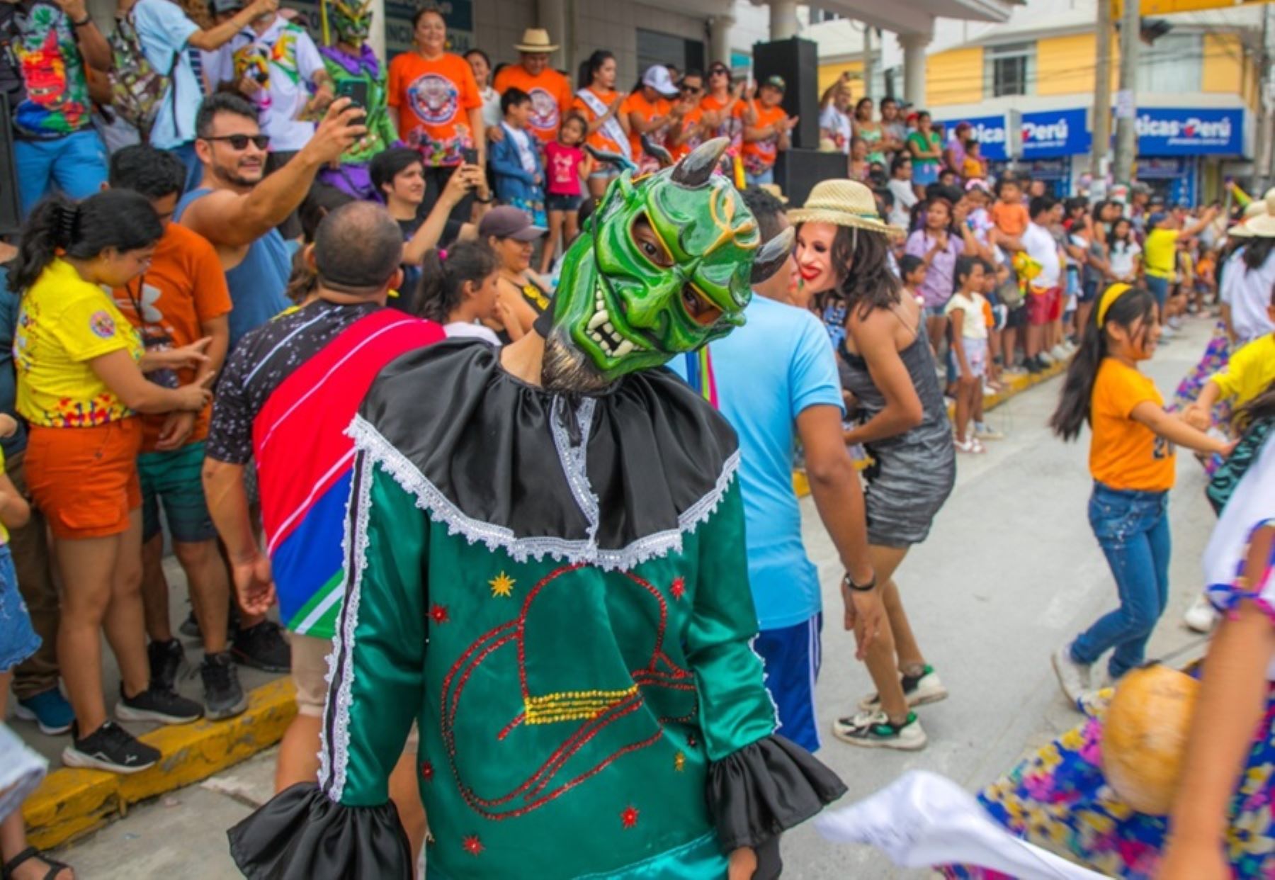En un rincón de la Amazonía peruana existe un lugar que, con su folclor, llena la selva de alegría en cada inicio de año y que celebra durante dos meses la fiesta más grande de la selva del Perú: los carnavales.