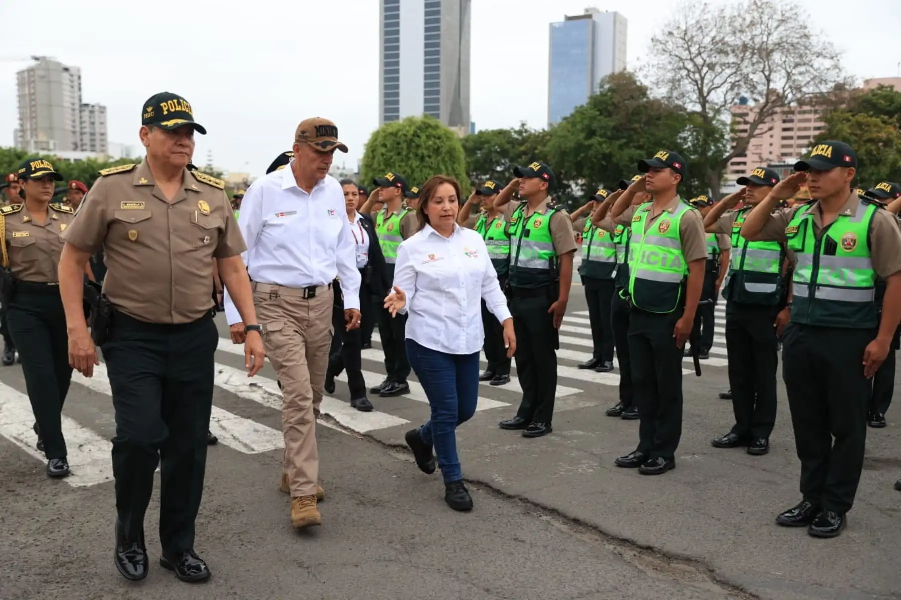La presidenta Dina Ercilia Boluarte Zegarra participa en incorporación de más de 5 mil policías al patrullaje policial.  Foto: ANDINA/Prensa Presidencia