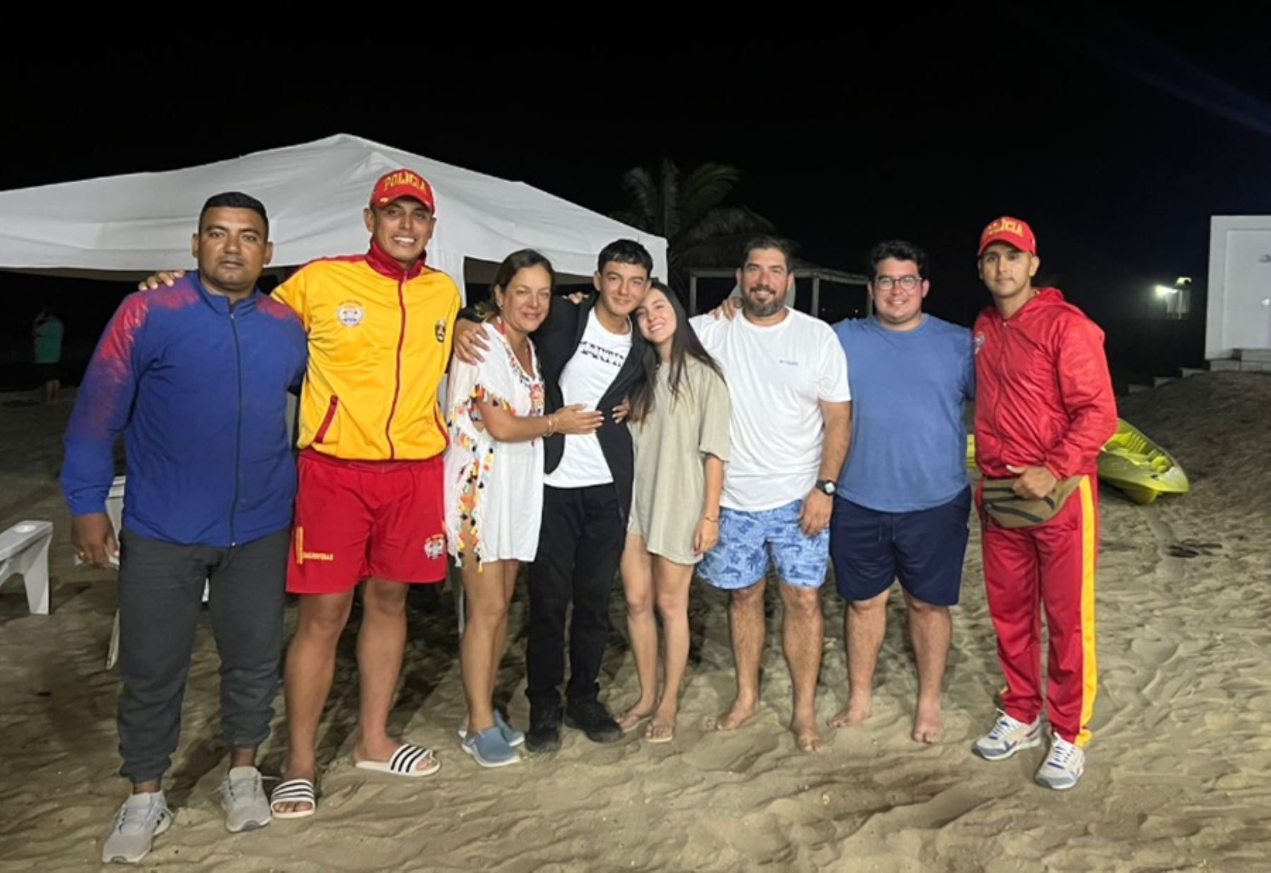 Efectivos de la Unidad de Salvataje de la Policía Nacional rescataron del mar a un adolescente de 15 años que estuvo a punto de ahogarse en la playa El Rubio, de la provincia de Tumbes.