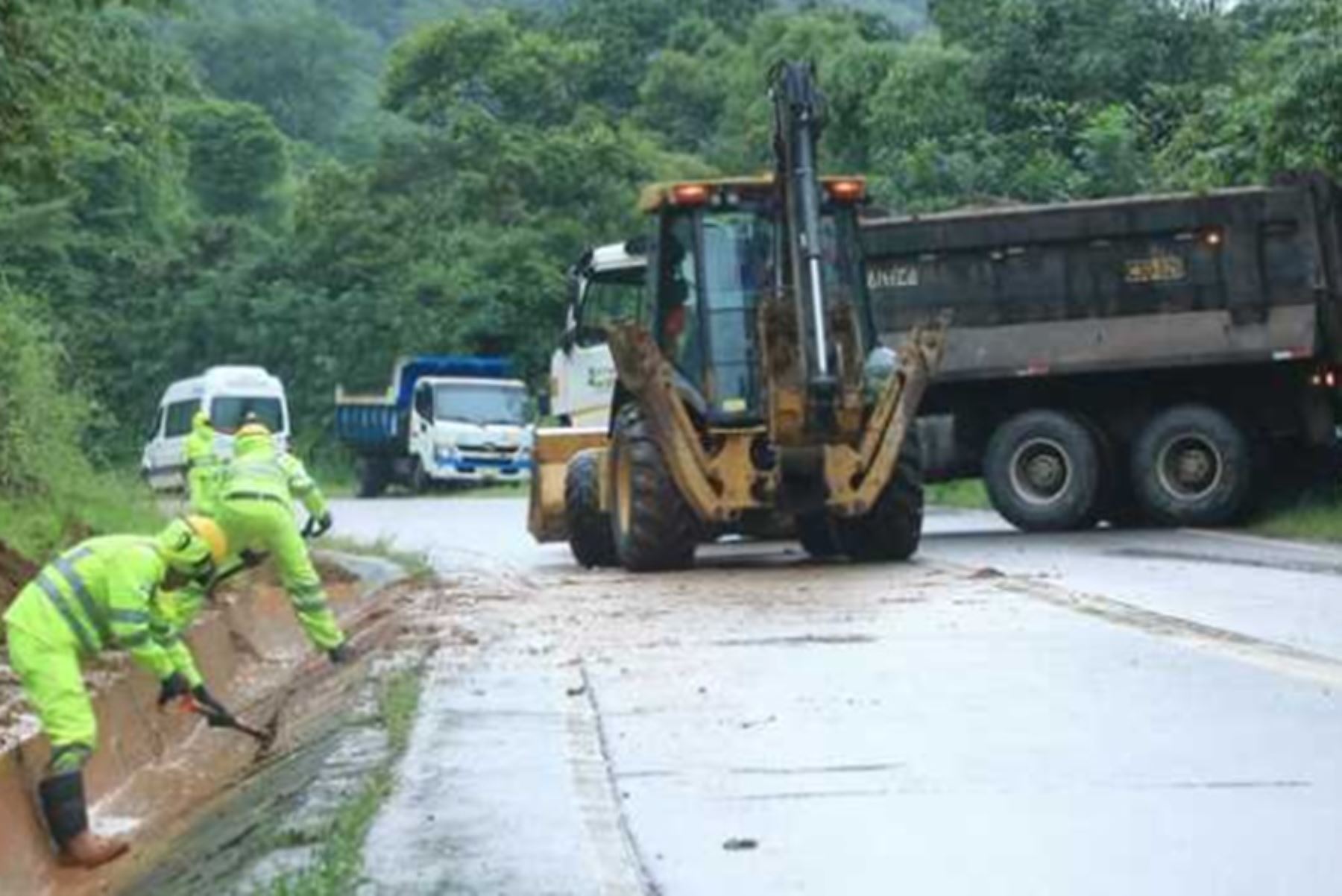 Con maquinaria pesada se trabaja en la rehabilitación de las vías afectadas por las lluvias intensas y constantes. Foto: ANDINA/Difusión