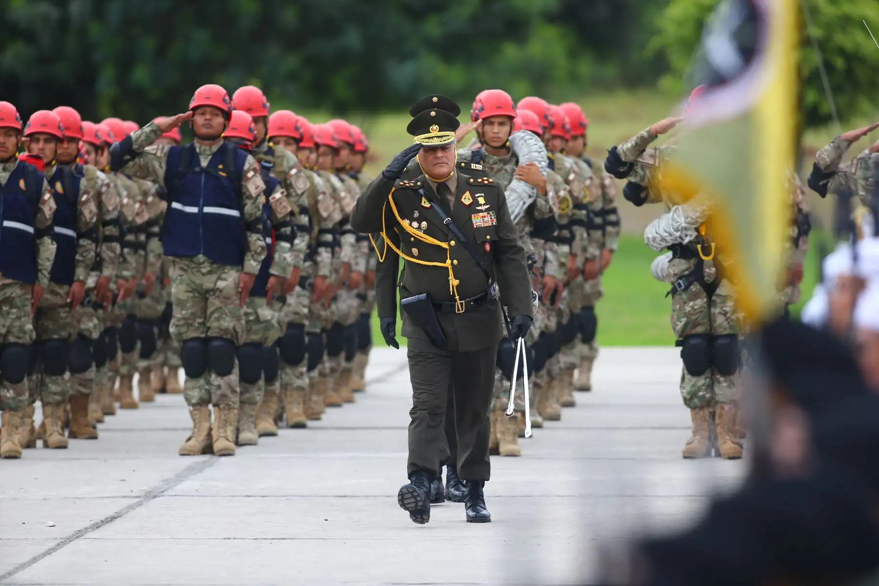 El ministro de Defensa, Jorge Chávez Cresta, preside la ceremonia de reconocimiento del Jefe del Comando Conjunto de las Fuerzas Armadas, General de Ejército David Ojeda Parra.
Foto: ANDINA/Eddy Ramos