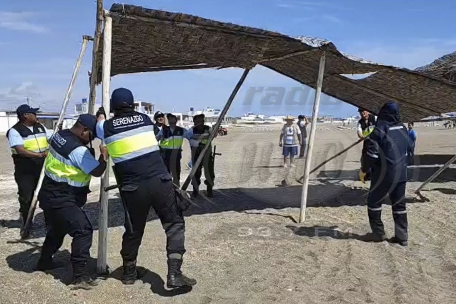 Un contingente de Serenazgo con apoyo de la PNP retiró los soportes de bambú, palos y esteras instalados a lo largo de la orilla de la playa El Planchón, en la región Tacna. Foto: Radio Uno