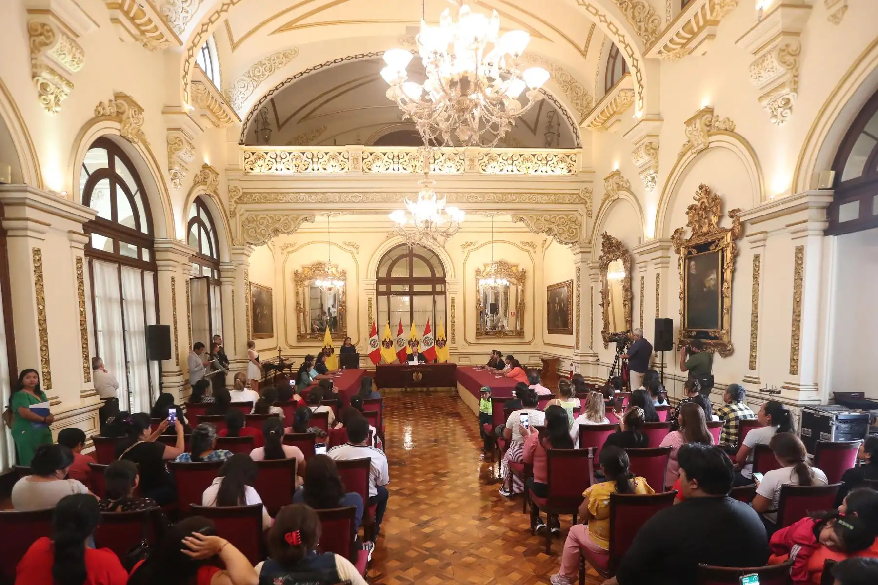 El alcalde Rafael López Aliaga lideró la juramentación y entrega de credenciales a las representantes de las ollas comunes que fueron elegidas de manera transparente.
Foto: ANDINA/Ricardo Cuba