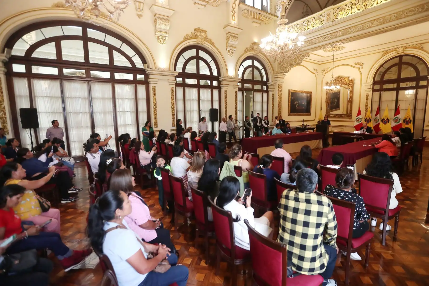 El alcalde Rafael López Aliaga lideró la juramentación y entrega de credenciales a las representantes de las ollas comunes que fueron elegidas de manera transparente.
Foto: ANDINA/Ricardo Cuba