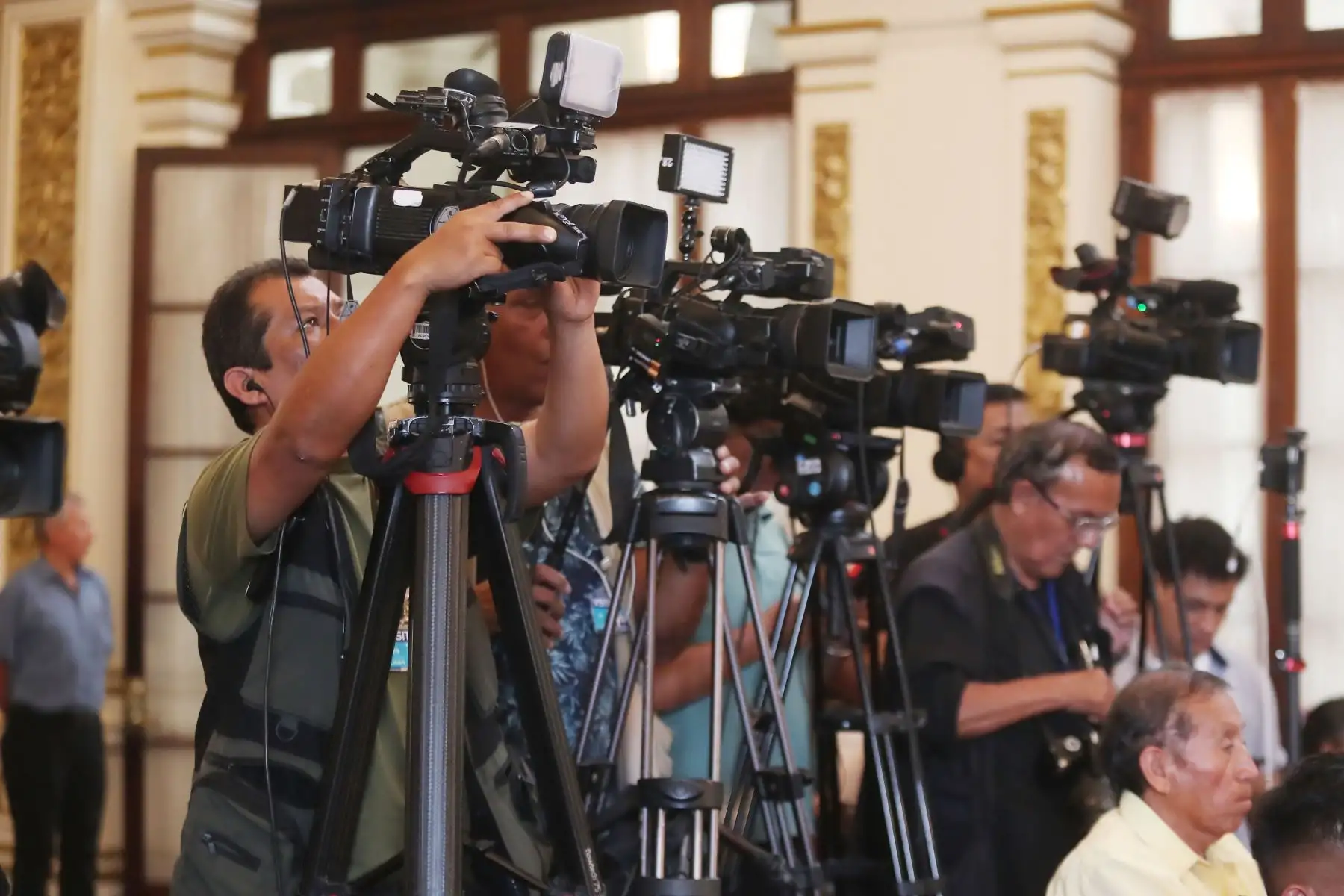 El alcalde Rafael López Aliaga lideró la juramentación y entrega de credenciales a las representantes de las ollas comunes que fueron elegidas de manera transparente.
Foto: ANDINA/Ricardo Cuba