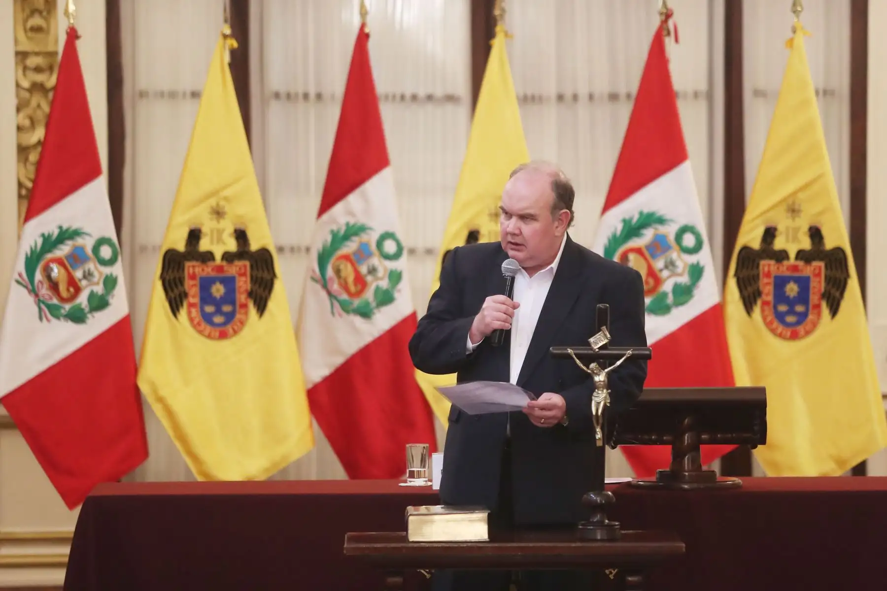 El alcalde Rafael López Aliaga lideró la juramentación y entrega de credenciales a las representantes de las ollas comunes que fueron elegidas de manera transparente.
Foto: ANDINA/Ricardo Cuba