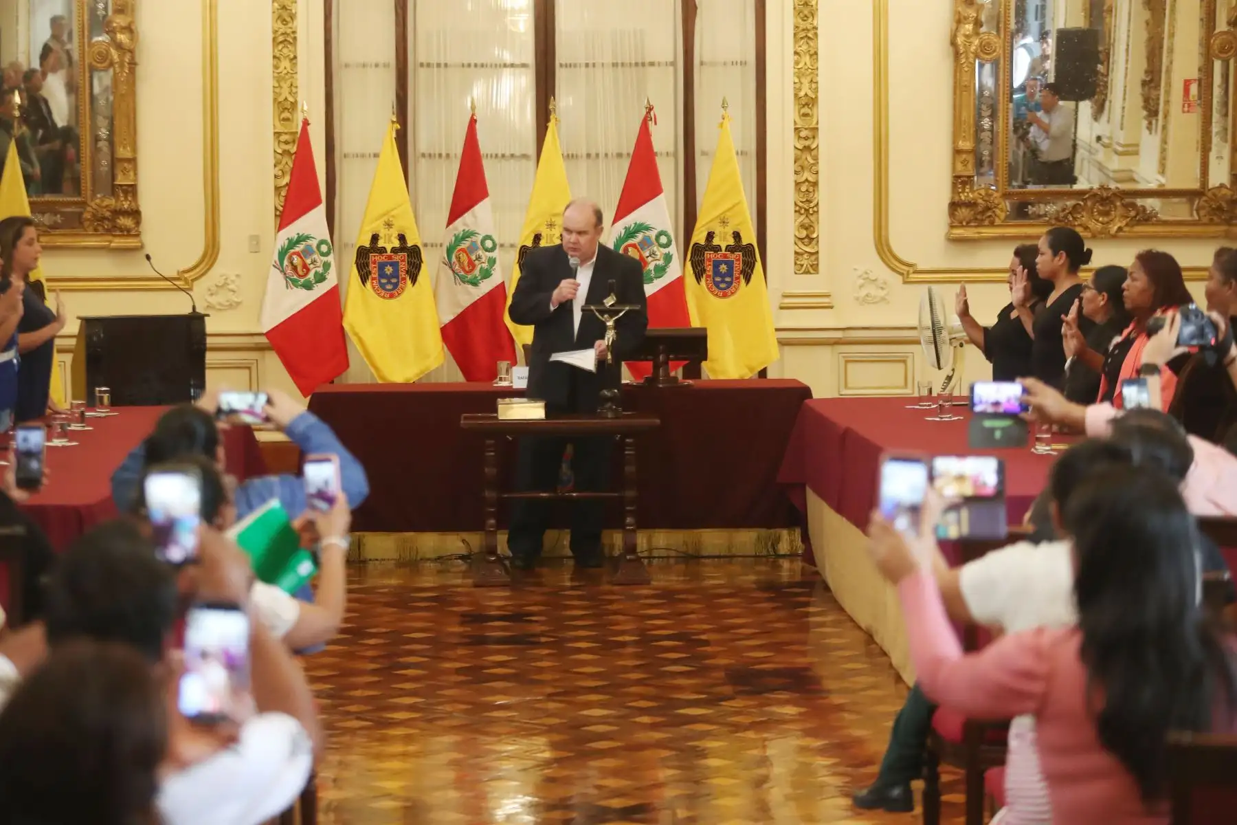 El alcalde Rafael López Aliaga lideró la juramentación y entrega de credenciales a las representantes de las ollas comunes que fueron elegidas de manera transparente.
Foto: ANDINA/Ricardo Cuba