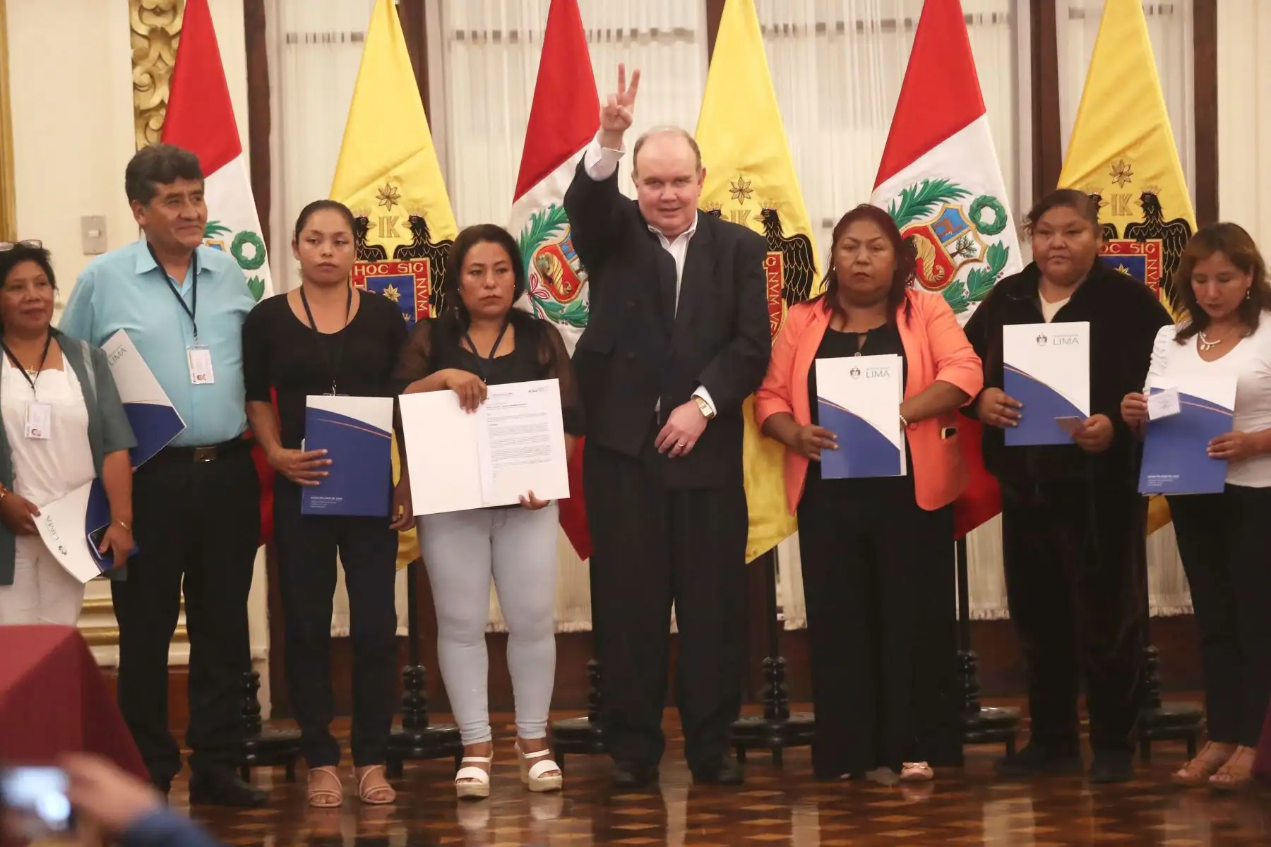 El alcalde Rafael López Aliaga lideró la juramentación y entrega de credenciales a las representantes de las ollas comunes que fueron elegidas de manera transparente.
Foto: ANDINA/Ricardo Cuba