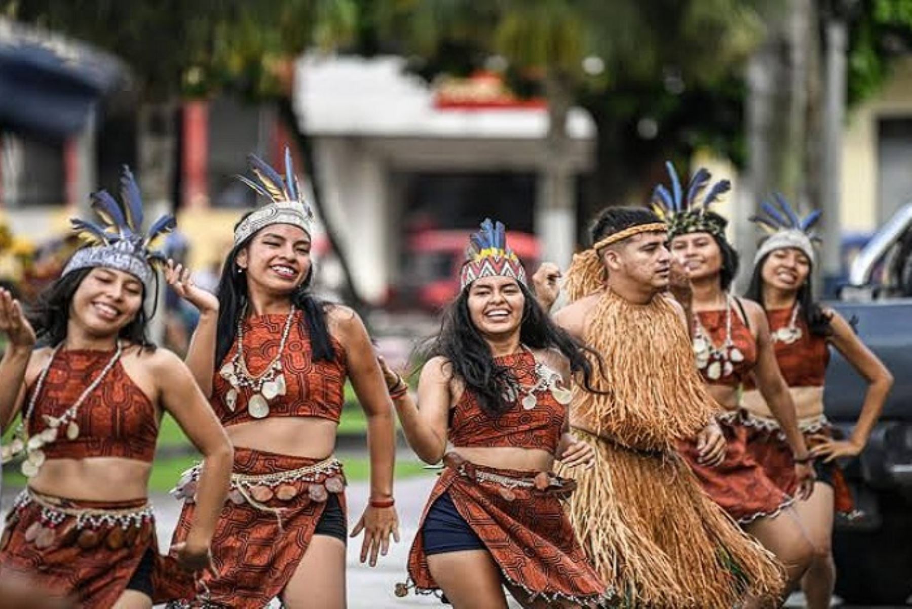 El colorido corso alegórico Iquitos Celebra contagia de alegría al público asistente al festejo.