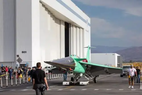 El avión de investigación X-59 de la NASA se trasladó de su lugar de construcción a la línea de vuelo -o el espacio entre el hangar y la pista- en Lockheed Martin Skunk Works, en Palmdale (California), el 16 de junio de 2023. El traslado permitió al equipo del X-59 realizar pruebas de seguridad y estructurales, pasos críticos hacia el primer vuelo. Foto: Lockheed Martin