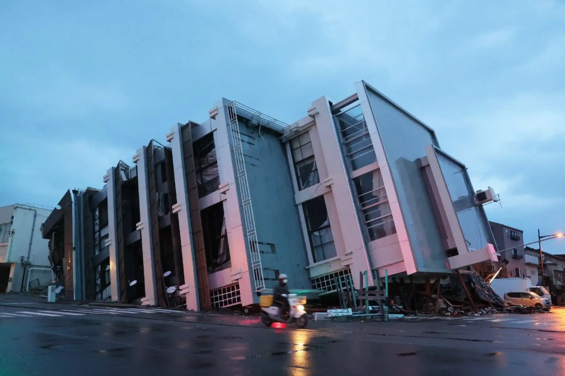 Más de 50 personas fueron reportadas el jueves como desaparecidas en momentos que rescatistas luchan por alcanzar a centenares de pobladores aislados tres días después del devastador terremoto que dejó 78 muertos en Japón. Foto: AFP