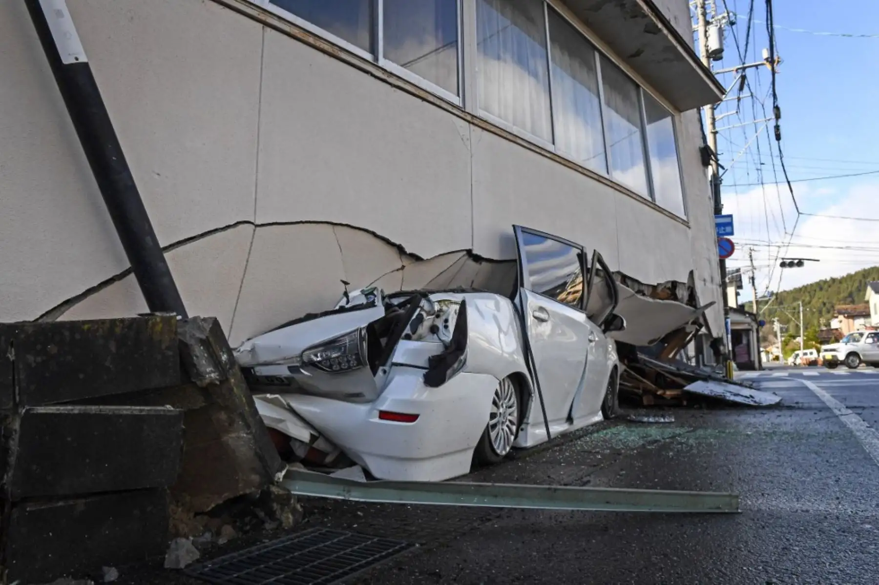 Más de 50 personas fueron reportadas el jueves como desaparecidas en momentos que rescatistas luchan por alcanzar a centenares de pobladores aislados tres días después del devastador terremoto que dejó 78 muertos en Japón. Foto: AFP