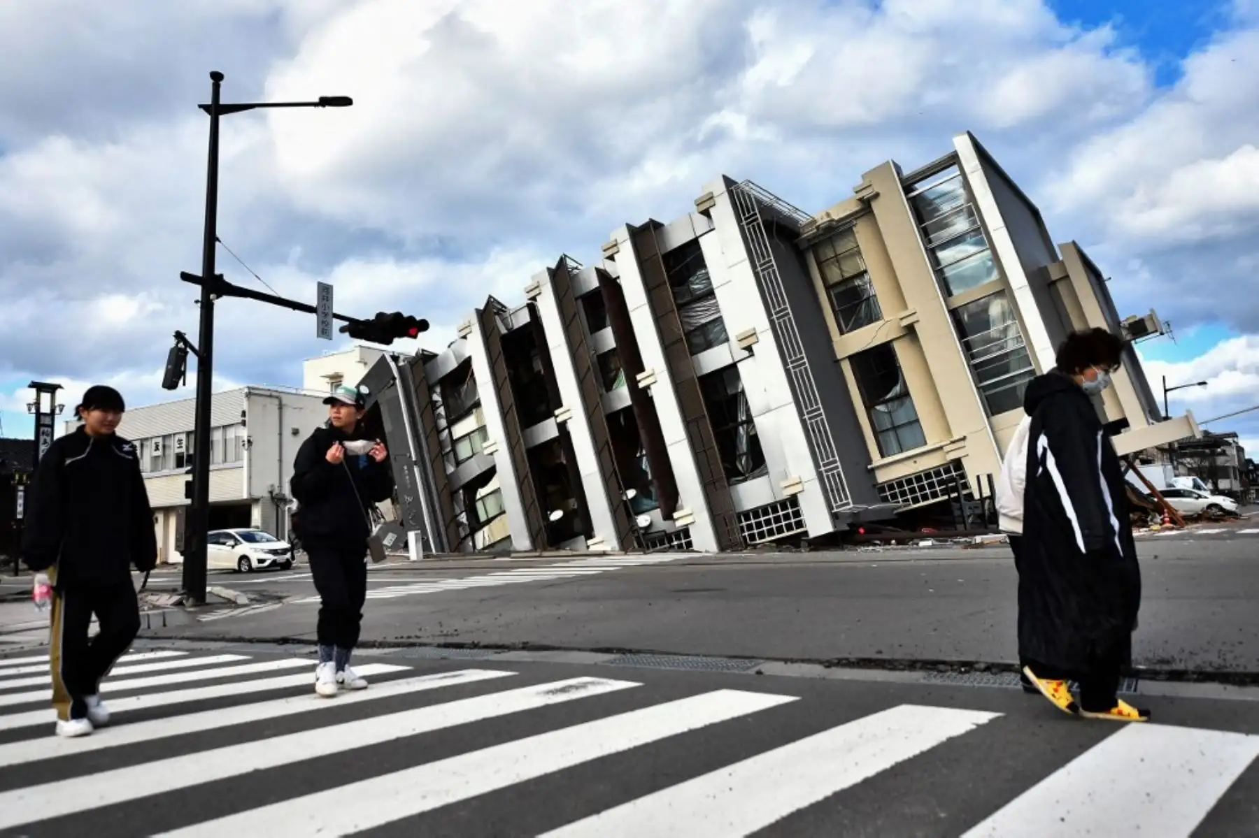 Más de una decena de comunidades permanecen incomunicadas por deslizamientos y caminos bloqueados en el centro de Japón, epicentro del sismo de magnitud 7,5 del lunes. Foto: AFP