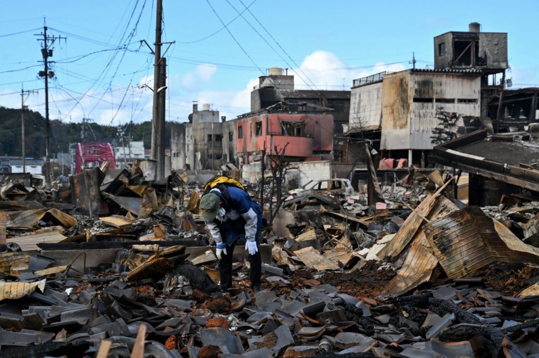 Tareas de rescate y búsqueda de desaparecidos en zona de Japón sacudida por un terremoto el 1 de enero. Foto: AFP