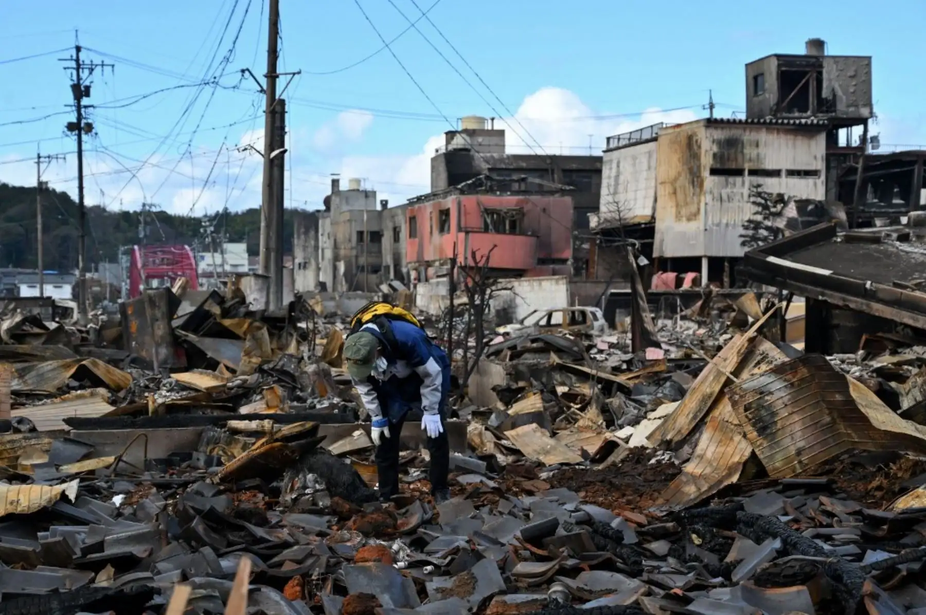 Miles de soldados, bomberos y policías de todo Japón escarbaban entre los escombros de casas de madera colapsadas y edificios comerciales derribados en busca de señales de vida. Foto: AFP