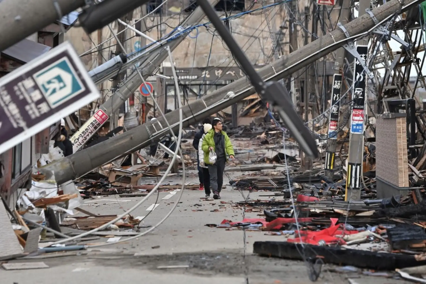 Unas 29.000 casas estaban sin electricidad en la prefectura de Ishikawa, en la costa del mar de Japón, y más de 110.000 casas de Ishikawa y dos regiones vecinas están sin agua. Foto: AFP