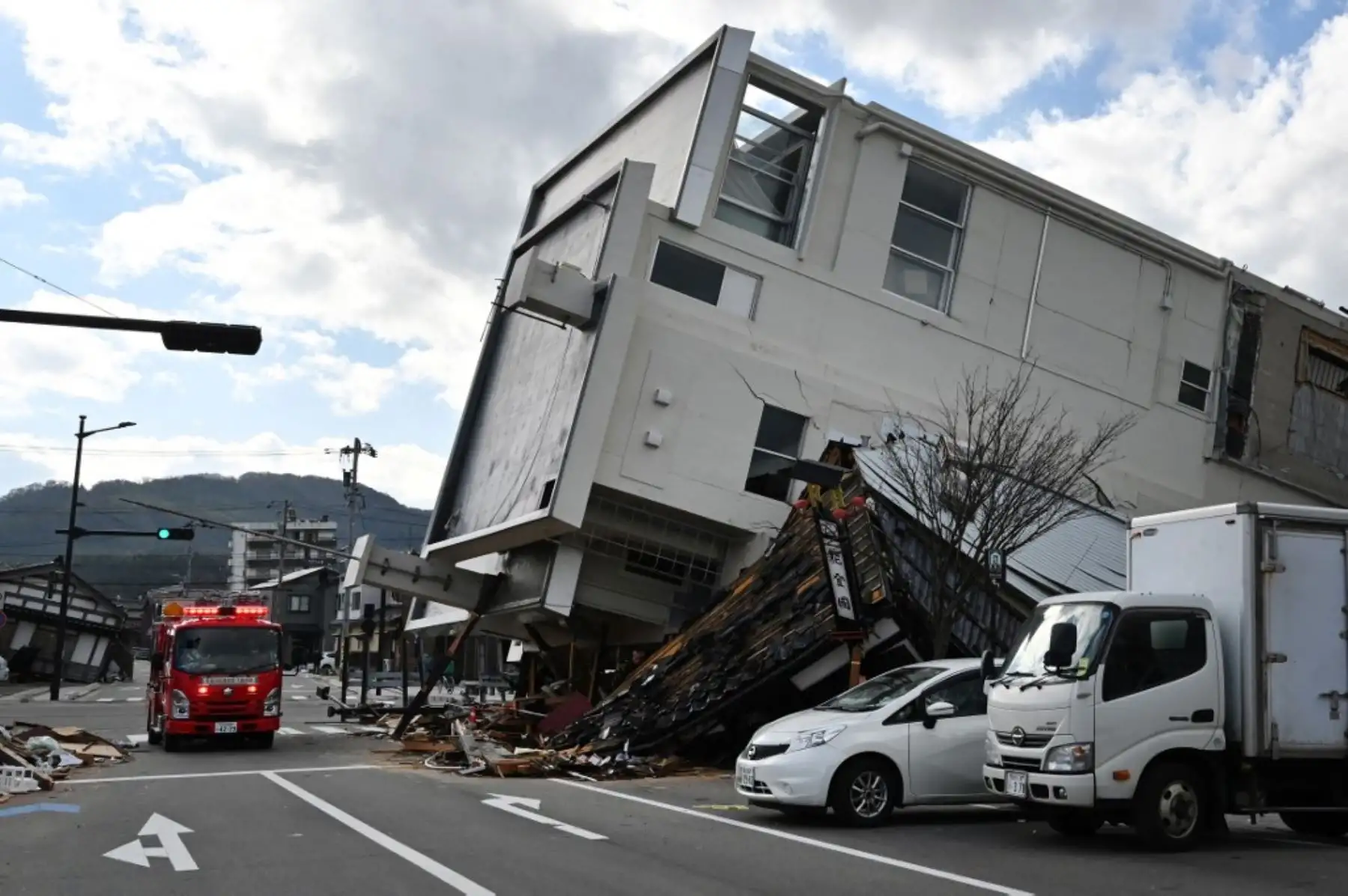 Unas 29.000 casas estaban sin electricidad en la prefectura de Ishikawa, en la costa del mar de Japón, y más de 110.000 casas de Ishikawa y dos regiones vecinas están sin agua. Foto: AFP