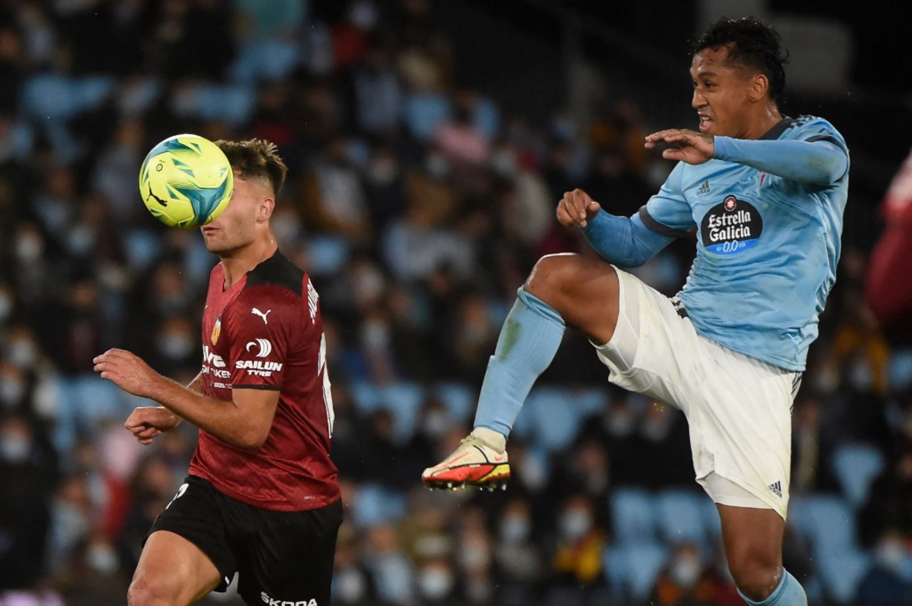 Renato Tapia comienza a llenarle los ojos al técnico Rafa Benítez en el Celta de Vigo