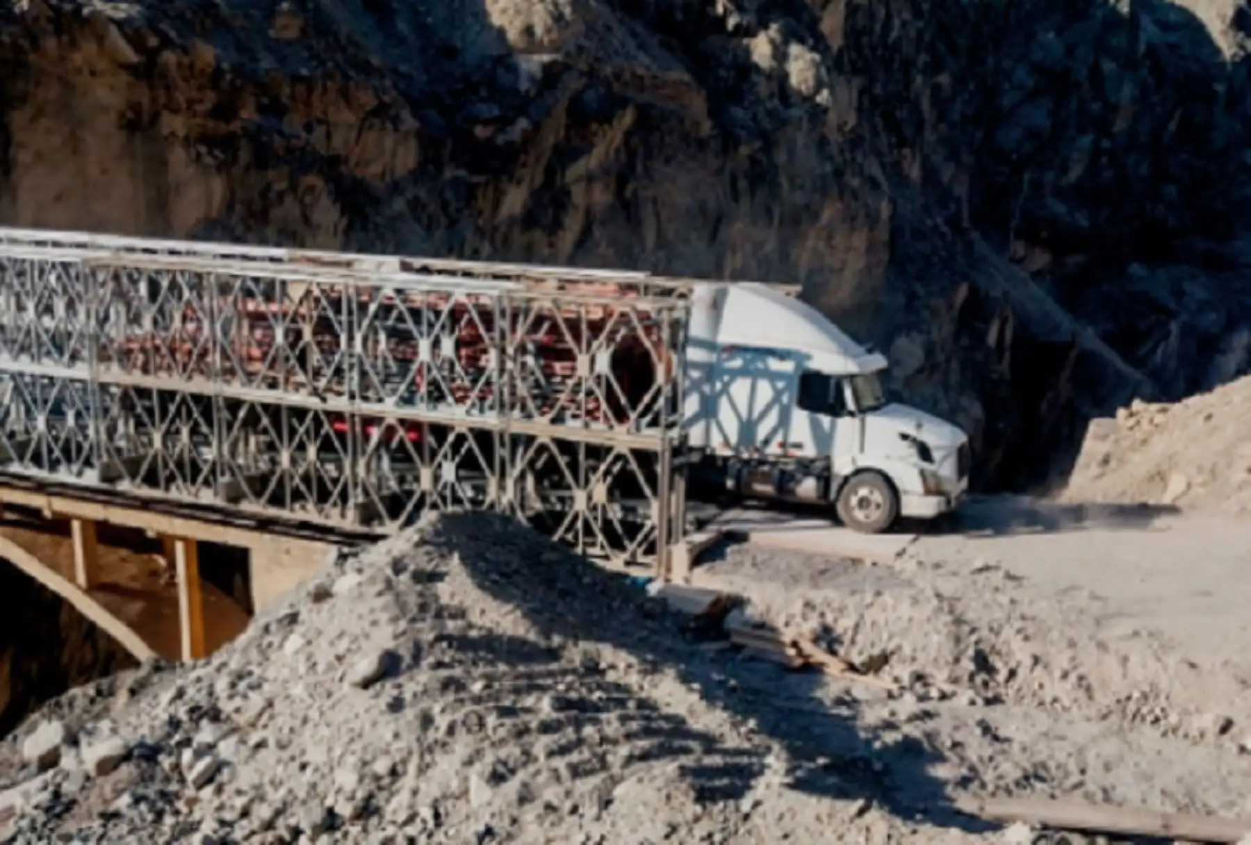 El Ministerio de Transportes y Comunicaciones, a través de Provías Nacional, culminó la instalación del nuevo puente modular en el kilómetro 75 de la ruta Moquegua-Omate-Arequipa, ubicado en el distrito de Quinistaquillas, provincia de Sánchez Cerro en el departamento de Moquegua, con la finalidad de garantizar un tránsito seguro por esta vía.