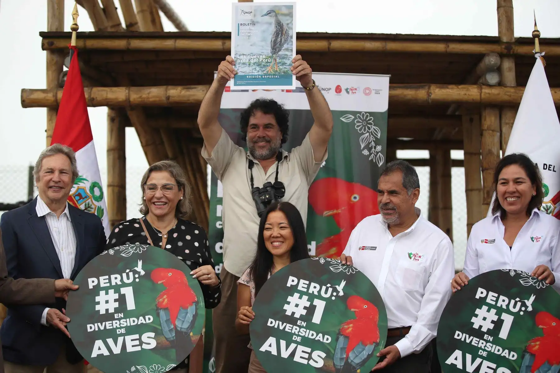 El ministro peruano de Comercio Exterior y Turismo, Juan Carlos Mathews, junto a la viceministra de Desarrollo Estratégico de los Recursos Naturales del Ministerio del Ambiente, Mariela Canepa, acompañados de otras autoridades, celebran que Perú sea el país número uno en diversidad de aves, hoy, en el refugio de vida silvestre "Los Pantanos de Villa", en el sur de Lima (Perú). Foto: ANDINA/EFE
