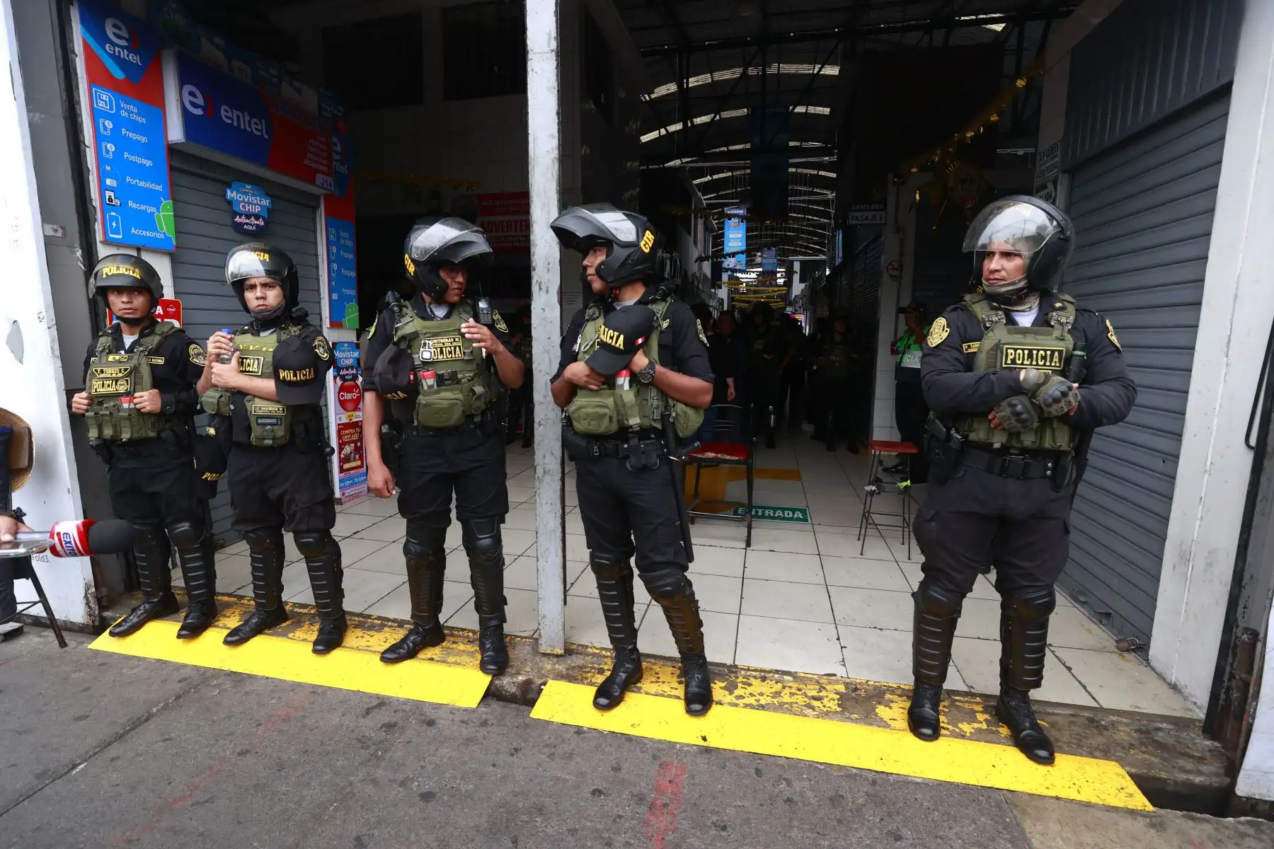 La Policía Nacional del Perú, a través de la Dirección de Seguridad del Estado y personal especializado del Departamento de Investigaciones Especiales, realiza este jueves un megaoperativo contra el mercado negro de celulares robados en el campo ferial Las Malvinas, en la Av. Argentina. El operativo cuenta con más de 250 efectivos de la PNP en acción.
Foto: ANDINA/Vidal Tarqui