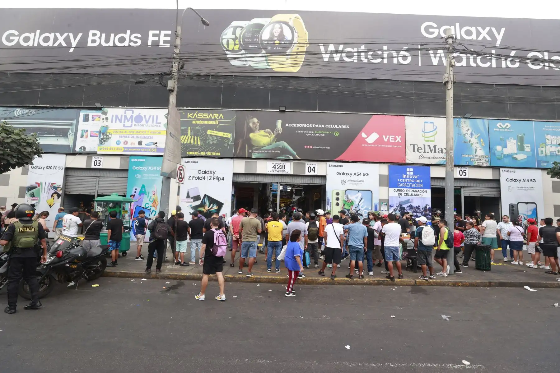 La Policía Nacional del Perú, a través de la Dirección de Seguridad del Estado y personal especializado del Departamento de Investigaciones Especiales, realiza este jueves un megaoperativo contra el mercado negro de celulares robados en el campo ferial Las Malvinas, en la Av. Argentina. El operativo cuenta con más de 250 efectivos de la PNP en acción.
Foto: ANDINA/Vidal Tarqui