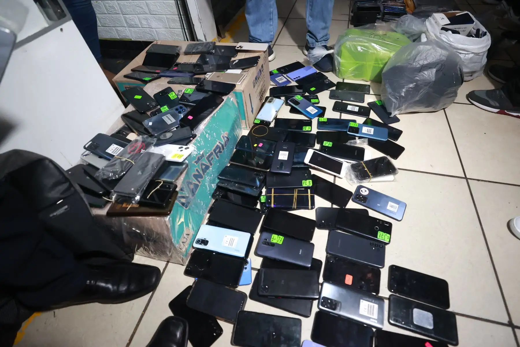 La Policía Nacional del Perú, a través de la Dirección de Seguridad del Estado y personal especializado del Departamento de Investigaciones Especiales, realiza este jueves un megaoperativo contra el mercado negro de celulares robados en el campo ferial Las Malvinas, en la Av. Argentina. El operativo cuenta con más de 250 efectivos de la PNP en acción.
Foto: ANDINA/Vidal Tarqui