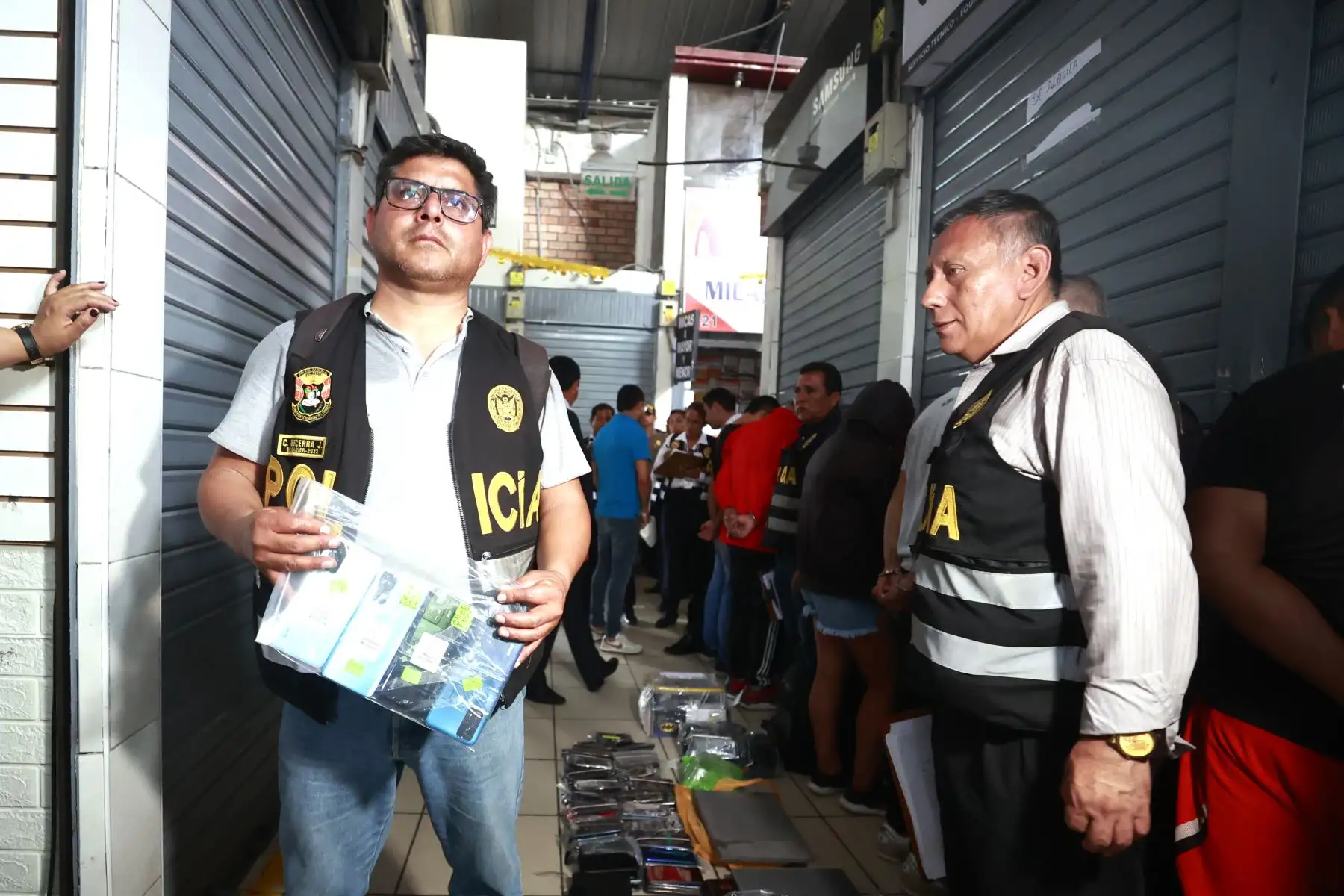 La Policía Nacional del Perú, a través de la Dirección de Seguridad del Estado y personal especializado del Departamento de Investigaciones Especiales, realiza este jueves un megaoperativo contra el mercado negro de celulares robados en el campo ferial Las Malvinas, en la Av. Argentina. El operativo cuenta con más de 250 efectivos de la PNP en acción.
Foto: ANDINA/Vidal Tarqui