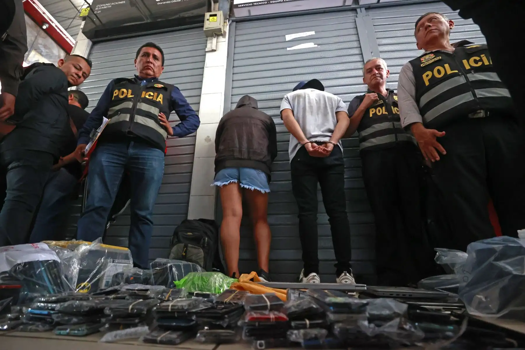 La Policía Nacional del Perú, a través de la Dirección de Seguridad del Estado y personal especializado del Departamento de Investigaciones Especiales, realiza este jueves un megaoperativo contra el mercado negro de celulares robados en el campo ferial Las Malvinas, en la Av. Argentina. El operativo cuenta con más de 250 efectivos de la PNP en acción.
Foto: ANDINA/Vidal Tarqui