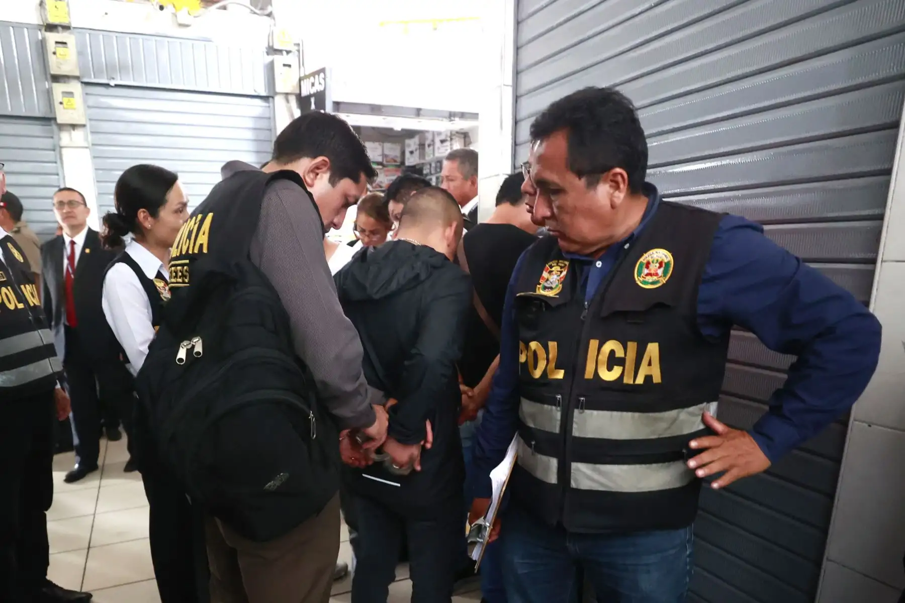 La Policía Nacional del Perú, a través de la Dirección de Seguridad del Estado y personal especializado del Departamento de Investigaciones Especiales, realiza este jueves un megaoperativo contra el mercado negro de celulares robados en el campo ferial Las Malvinas, en la Av. Argentina. El operativo cuenta con más de 250 efectivos de la PNP en acción.
Foto: ANDINA/Vidal Tarqui