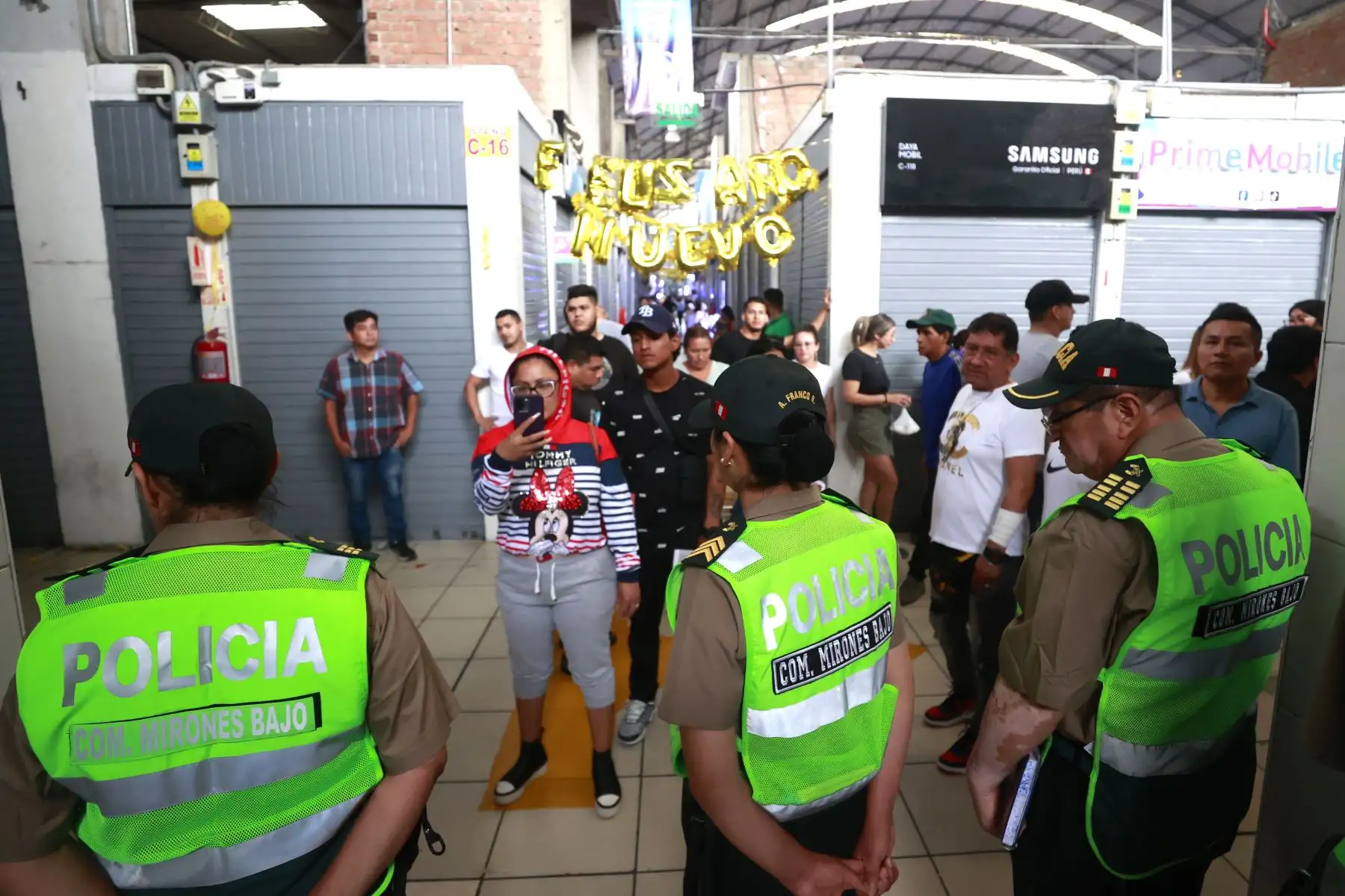 La Policía Nacional del Perú, a través de la Dirección de Seguridad del Estado y personal especializado del Departamento de Investigaciones Especiales, realiza este jueves un megaoperativo contra el mercado negro de celulares robados en el campo ferial Las Malvinas, en la Av. Argentina. El operativo cuenta con más de 250 efectivos de la PNP en acción.
Foto: ANDINA/Vidal Tarqui