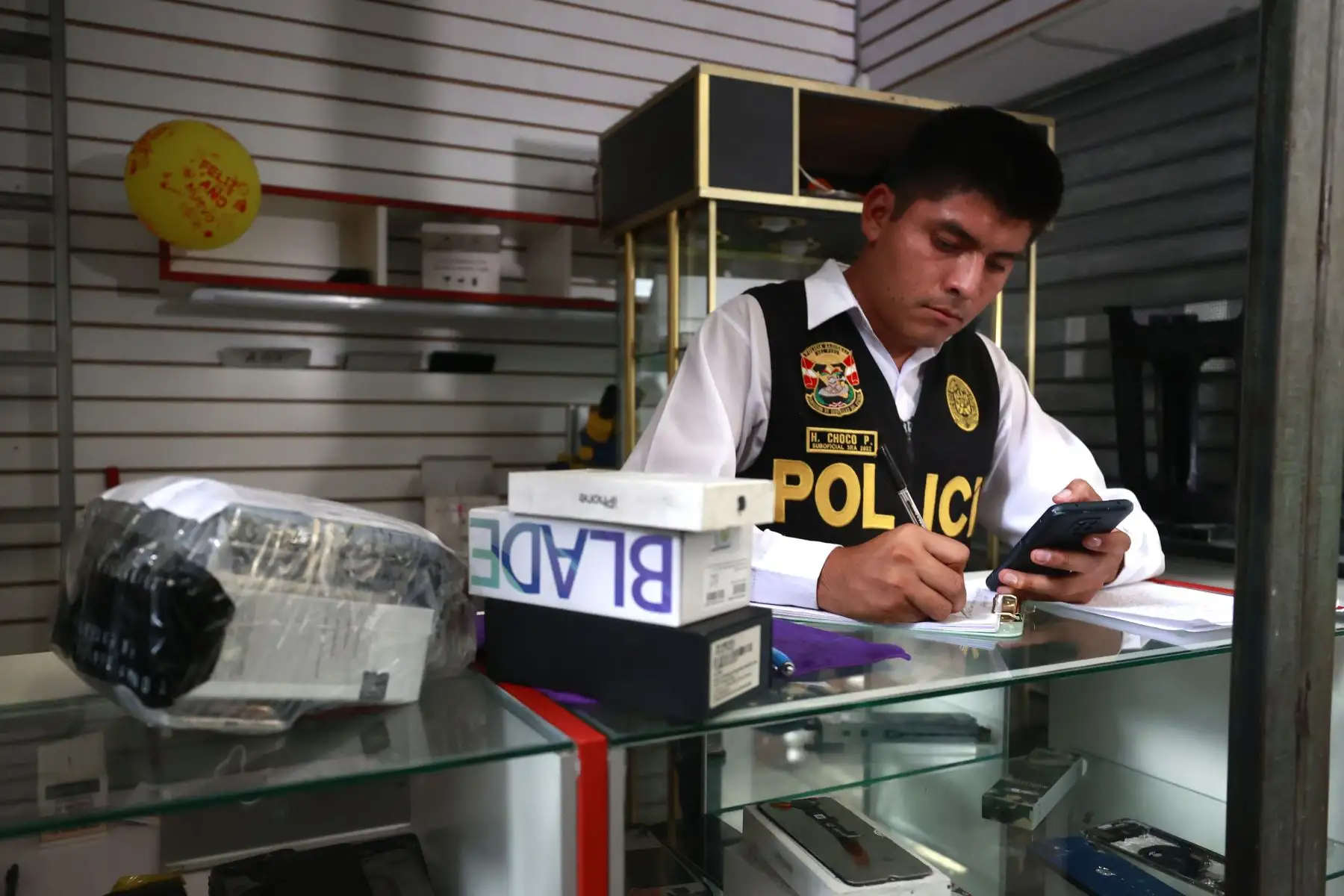 La Policía Nacional del Perú, a través de la Dirección de Seguridad del Estado y personal especializado del Departamento de Investigaciones Especiales, realiza este jueves un megaoperativo contra el mercado negro de celulares robados en el campo ferial Las Malvinas, en la Av. Argentina. El operativo cuenta con más de 250 efectivos de la PNP en acción.
Foto: ANDINA/Vidal Tarqui