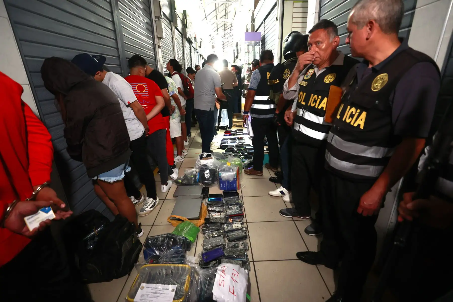 La Policía Nacional del Perú, a través de la Dirección de Seguridad del Estado y personal especializado del Departamento de Investigaciones Especiales, realiza este jueves un megaoperativo contra el mercado negro de celulares robados en el campo ferial Las Malvinas, en la Av. Argentina. El operativo cuenta con más de 250 efectivos de la PNP en acción.
Foto: ANDINA/Vidal Tarqui
