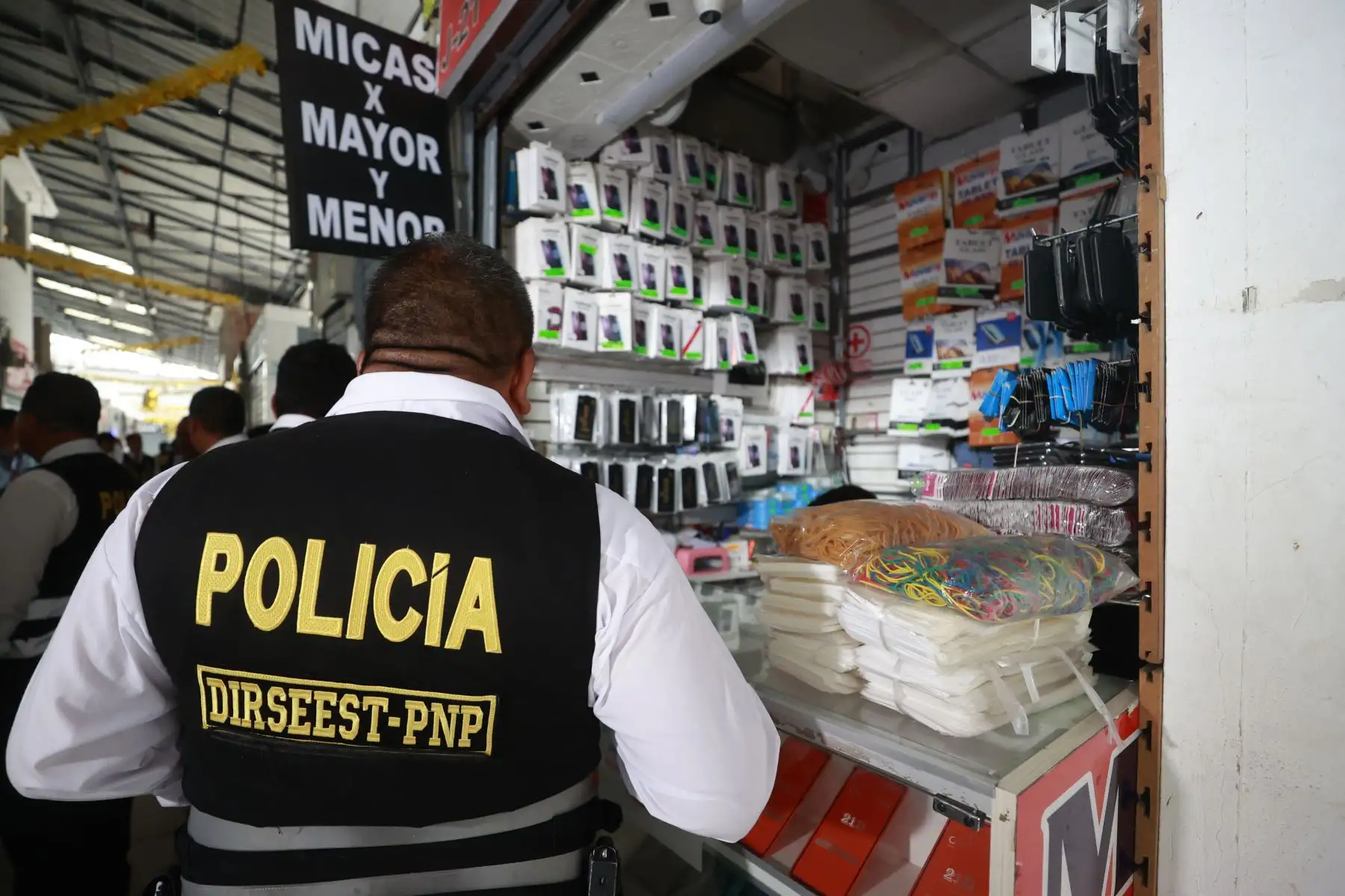 La Policía Nacional del Perú, a través de la Dirección de Seguridad del Estado y personal especializado del Departamento de Investigaciones Especiales, realiza este jueves un megaoperativo contra el mercado negro de celulares robados en el campo ferial Las Malvinas, en la Av. Argentina. El operativo cuenta con más de 250 efectivos de la PNP en acción.
Foto: ANDINA/Vidal Tarqui