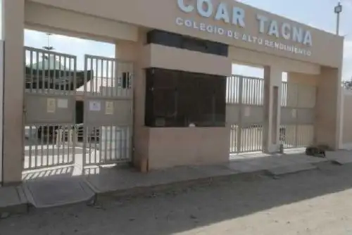 En el COAR Tacna, el egresado César Chávez descubrió su amor por la ciencia y la tecnología, lo que lo llevó a estudiar la carrera de Ingeniería Química.