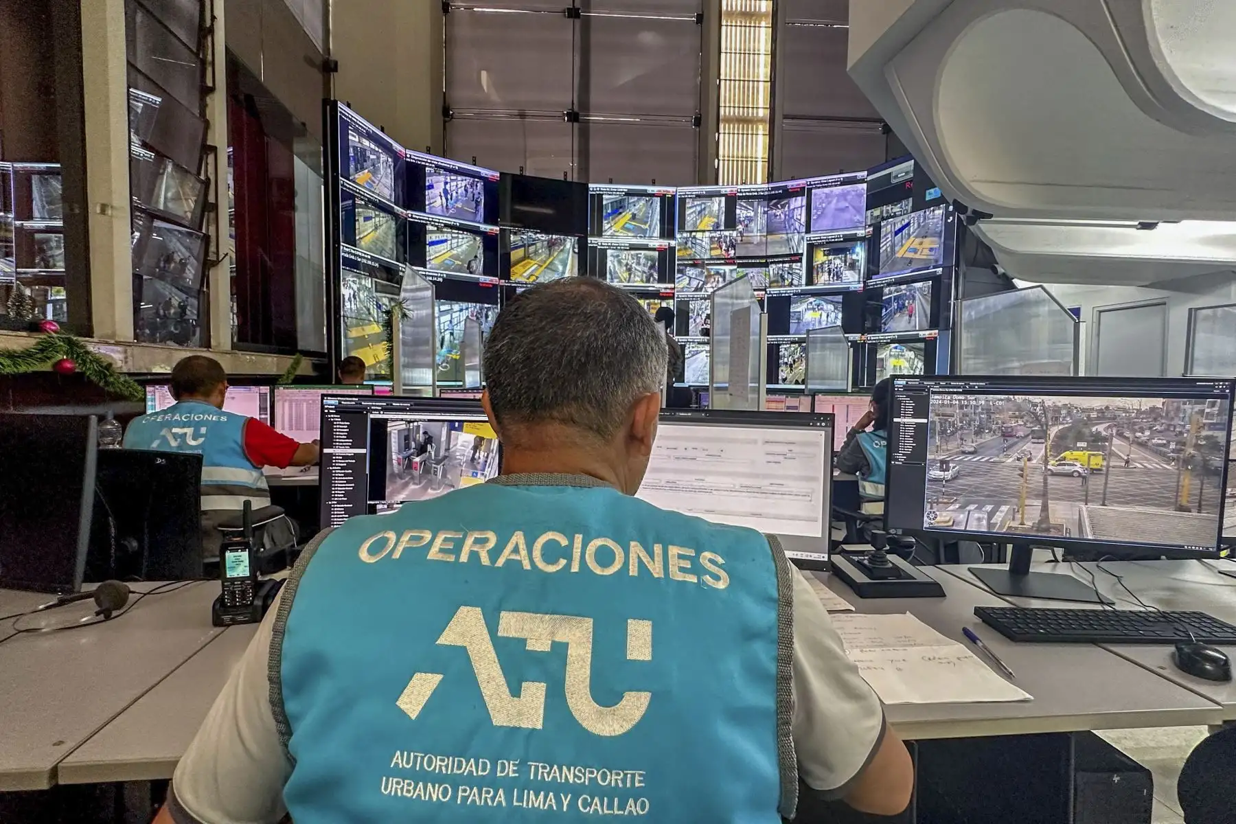 La ATU reforzará la fiscalización en las avenidas Tacna, Garcilaso de la Vega, Arequipa, Javier Prado, La Marina, Faucett y Brasil a través de 140 cámaras ubicadas en puntos estratégicos. Estas cámaras serán controladas y monitoreadas desde el Centro de Gestión y Control del Metropolitano. Además, desde este centro se supervisa la operación del servicio del Metropolitano de forma continua.
Foto: ANDINA/Braian Reyna