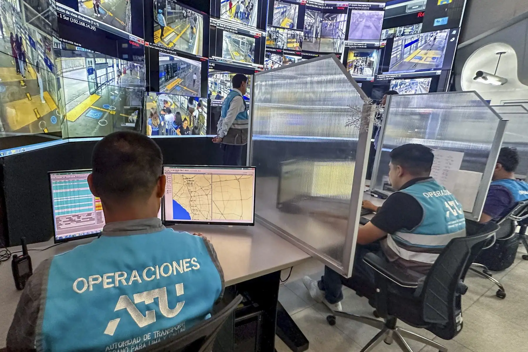 La ATU reforzará la fiscalización en las avenidas Tacna, Garcilaso de la Vega, Arequipa, Javier Prado, La Marina, Faucett y Brasil a través de 140 cámaras ubicadas en puntos estratégicos. Estas cámaras serán controladas y monitoreadas desde el Centro de Gestión y Control del Metropolitano. Además, desde este centro se supervisa la operación del servicio del Metropolitano de forma continua.
Foto: ANDINA/Braian Reyna