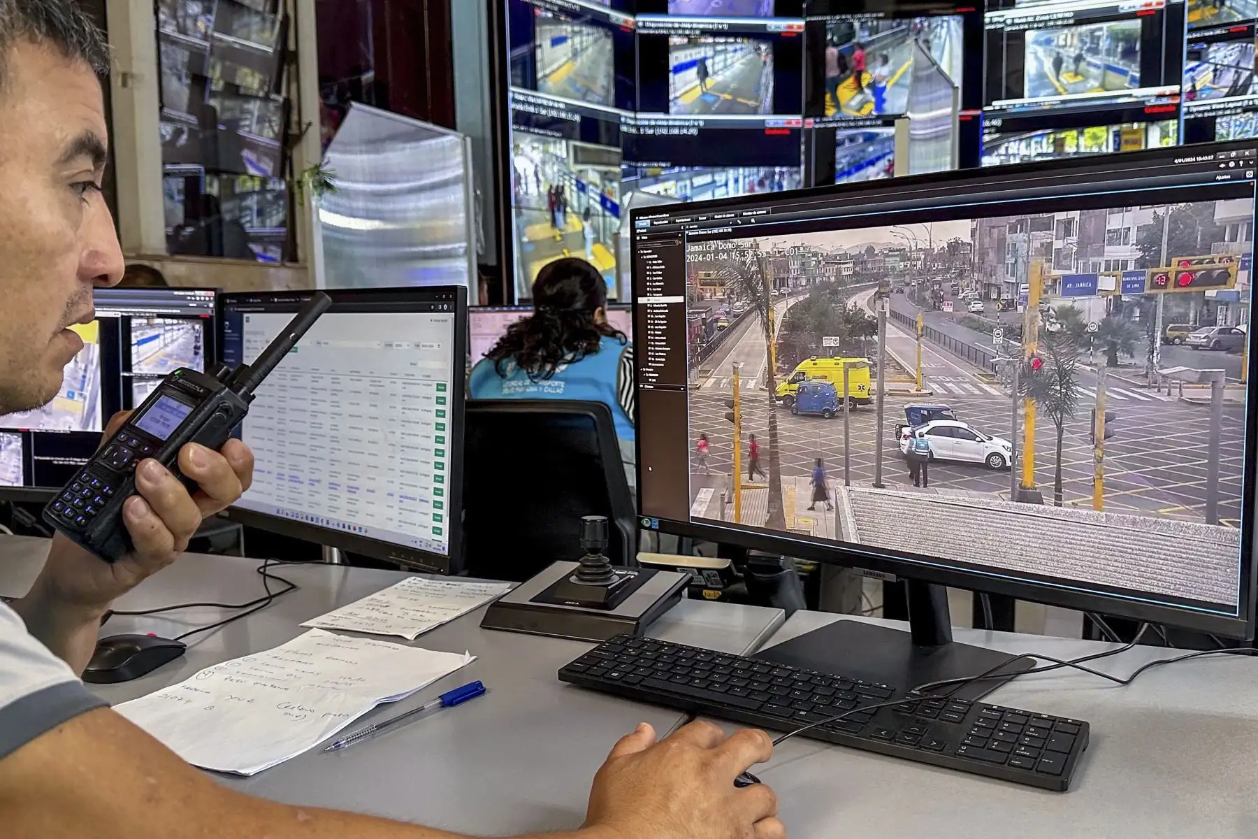 La ATU reforzará la fiscalización en las avenidas Tacna, Garcilaso de la Vega, Arequipa, Javier Prado, La Marina, Faucett y Brasil a través de 140 cámaras ubicadas en puntos estratégicos. Estas cámaras serán controladas y monitoreadas desde el Centro de Gestión y Control del Metropolitano. Además, desde este centro se supervisa la operación del servicio del Metropolitano de forma continua.
Foto: ANDINA/Braian Reyna