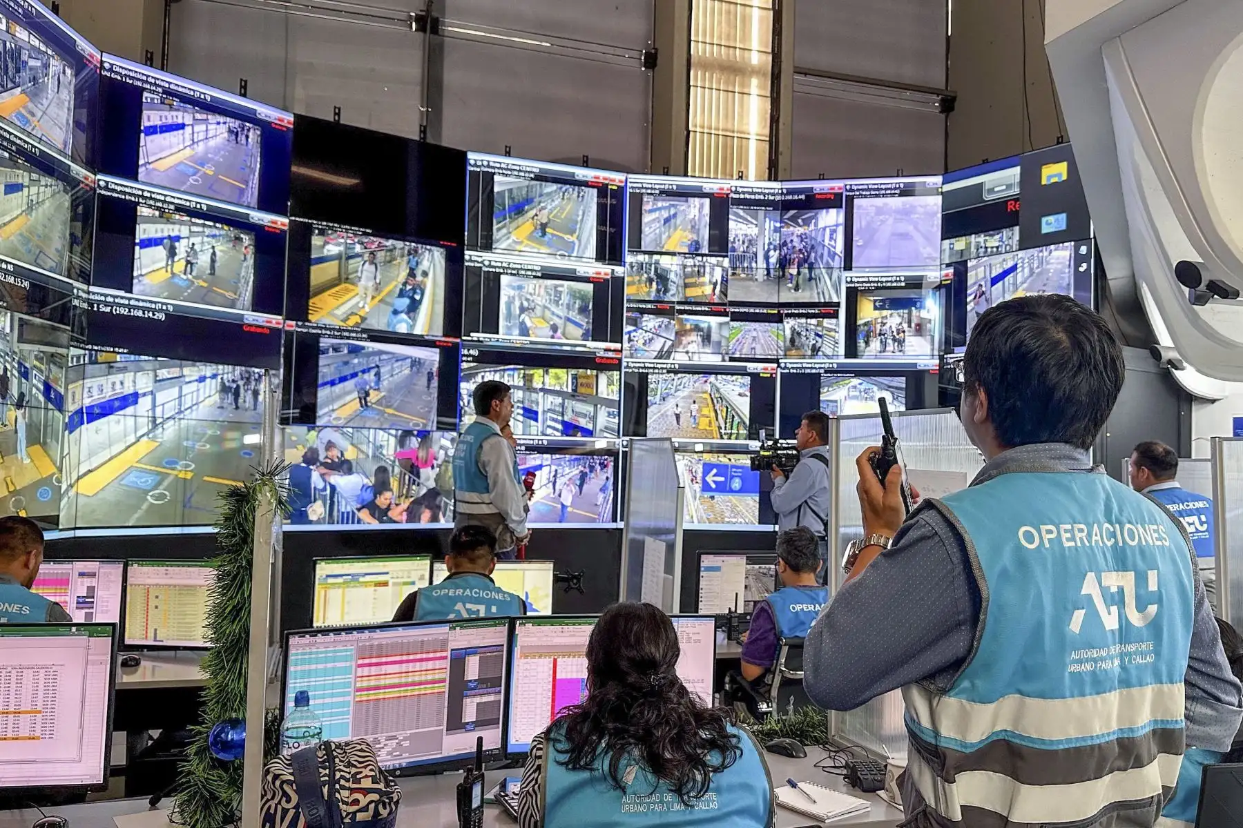 La ATU reforzará la fiscalización en las avenidas Tacna, Garcilaso de la Vega, Arequipa, Javier Prado, La Marina, Faucett y Brasil a través de 140 cámaras ubicadas en puntos estratégicos. Estas cámaras serán controladas y monitoreadas desde el Centro de Gestión y Control del Metropolitano. Además, desde este centro se supervisa la operación del servicio del Metropolitano de forma continua.
Foto: ANDINA/Braian Reyna