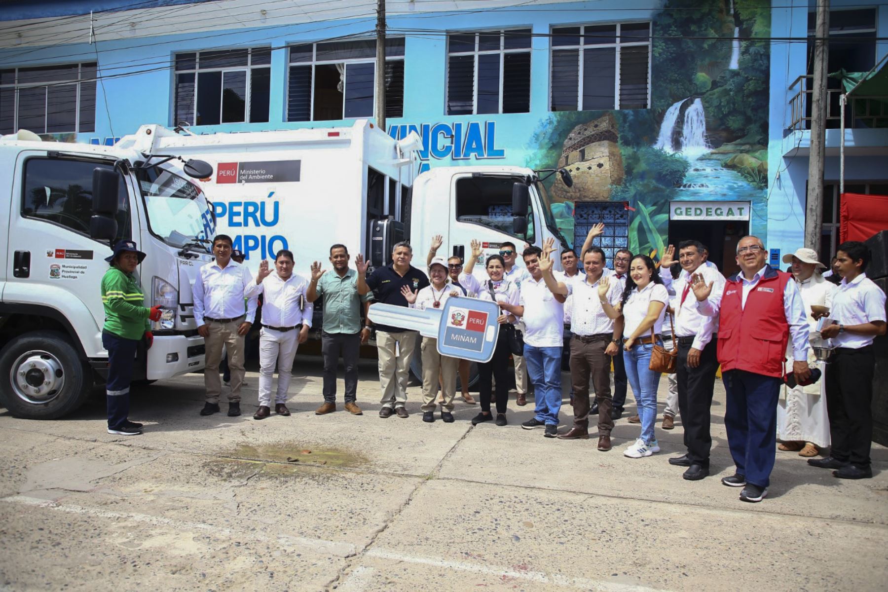 La ministra Albina Ruiz entregó 5 compactadores al municipio provincial del Huallaga, región San Martín. Foto: ANDINA/Minam