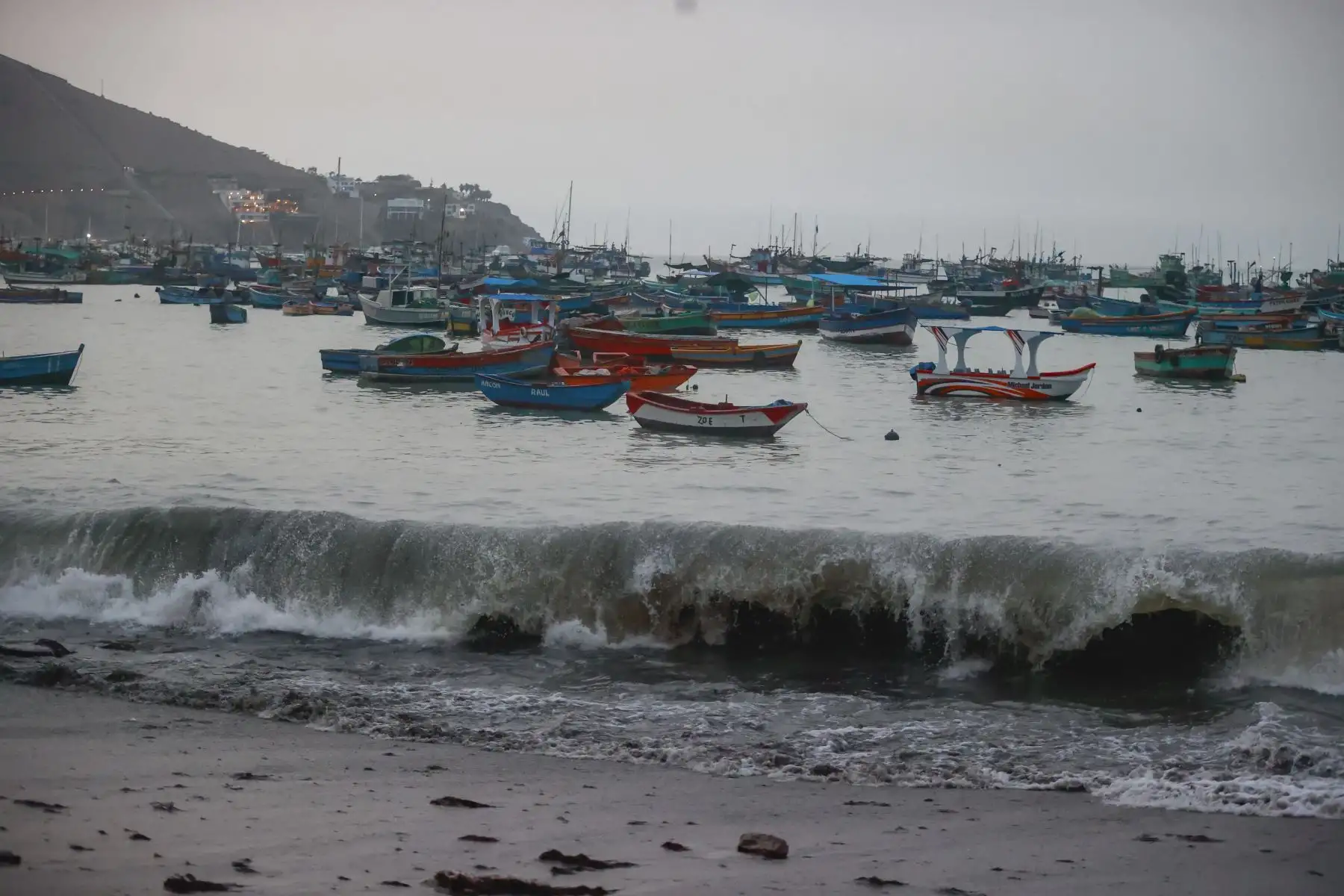 El Instituto Nacional de Defensa Civil (Indeci) dispuso esta tarde el cierre de la bahía de Ancón debido al fuerte oleaje que se registra en el balneario. Brigadas de la Municipalidad de Ancón exhortan a los veraneantes a no acudir a las playas ante el fuerte oleaje registrado en las últimas horas. Los pescadores paralizaron sus labores en el muelle a modo de prevención, vecinos usan costales con arena para evitar el agua entre a las viviendas. 
Foto: ANDINA/Vidal Tarqui