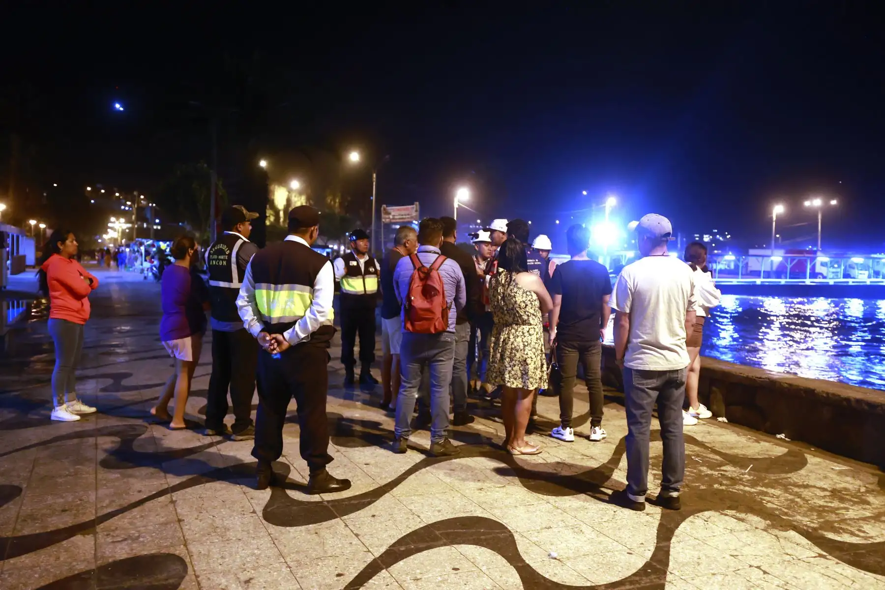 El Instituto Nacional de Defensa Civil (Indeci) dispuso esta tarde el cierre de la bahía de Ancón debido al fuerte oleaje que se registra en el balneario. Brigadas de la Municipalidad de Ancón exhortan a los veraneantes a no acudir a las playas ante el fuerte oleaje registrado en las últimas horas. Los pescadores paralizaron sus labores en el muelle a modo de prevención, vecinos usan costales con arena para evitar el agua entre a las viviendas. Foto: ANDINA/Vidal Tarqui