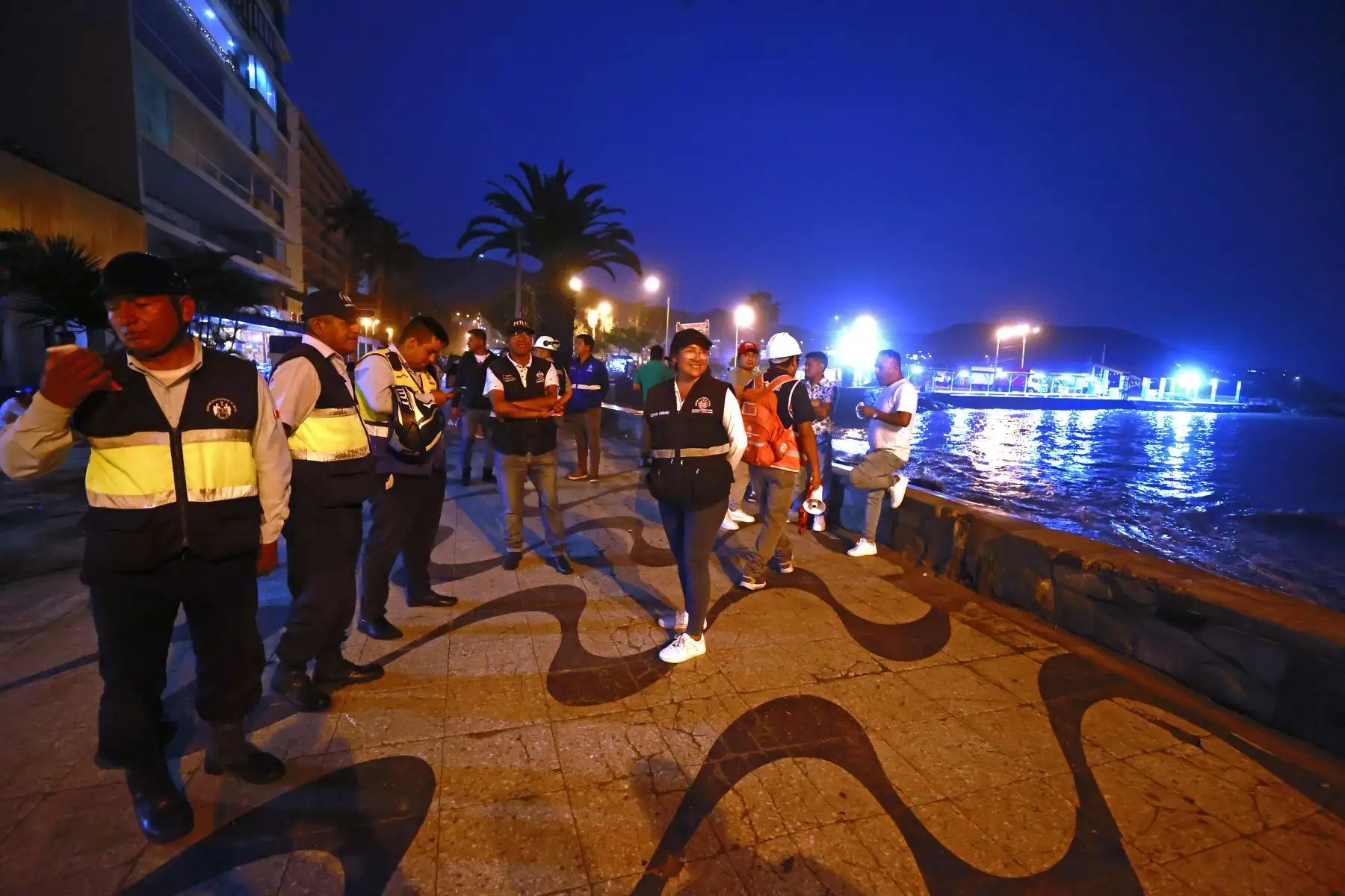 El Instituto Nacional de Defensa Civil (Indeci) dispuso esta tarde el cierre de la bahía de Ancón debido al fuerte oleaje que se registra en el balneario. Brigadas de la Municipalidad de Ancón exhortan a los veraneantes a no acudir a las playas ante el fuerte oleaje registrado en las últimas horas. Los pescadores paralizaron sus labores en el muelle a modo de prevención, vecinos usan costales con arena para evitar el agua entre a las viviendas. Foto: ANDINA/Vidal Tarqui