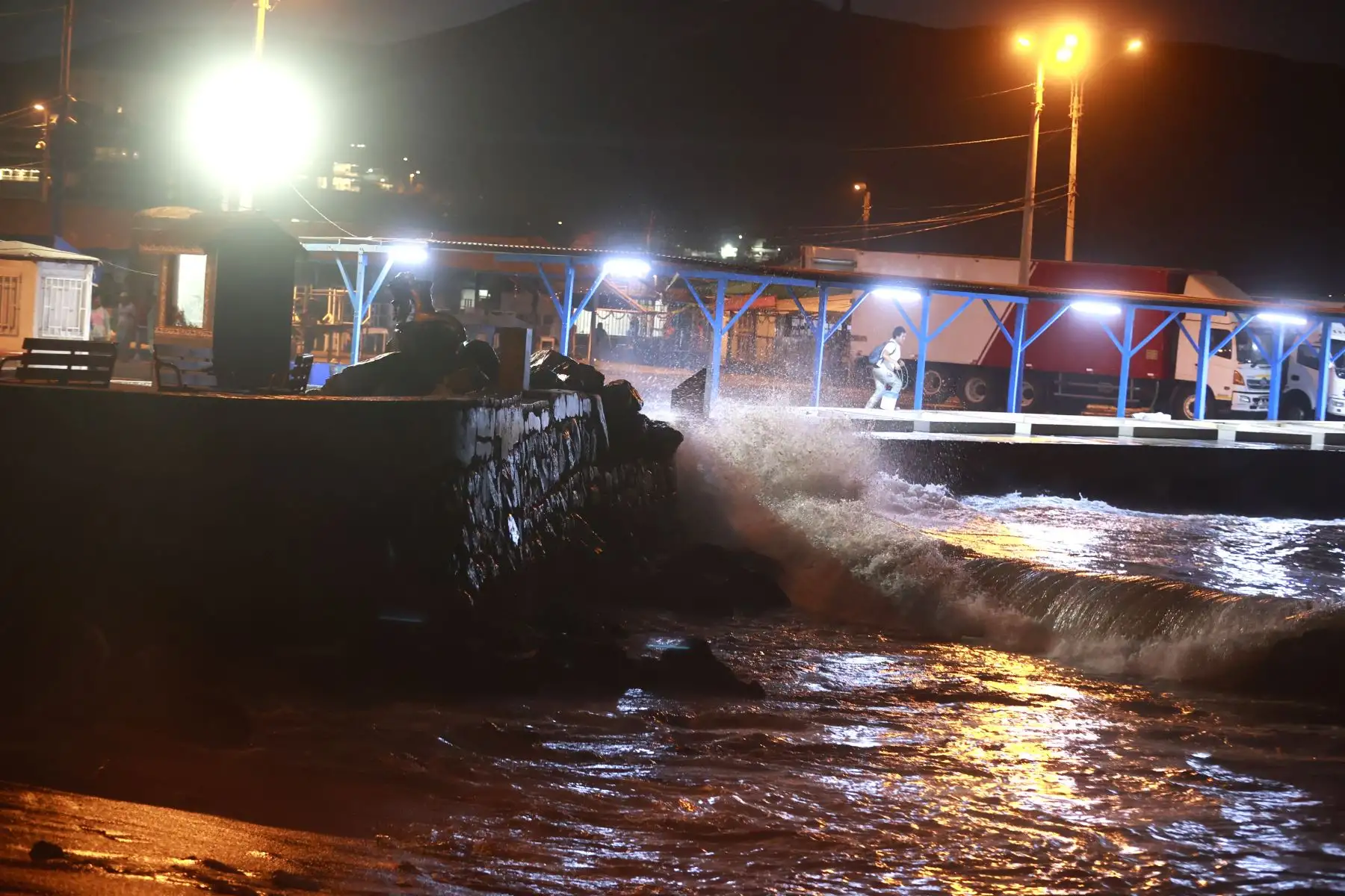 El Instituto Nacional de Defensa Civil (Indeci) dispuso esta tarde el cierre de la bahía de Ancón debido al fuerte oleaje que se registra en el balneario. Brigadas de la Municipalidad de Ancón exhortan a los veraneantes a no acudir a las playas ante el fuerte oleaje registrado en las últimas horas. Los pescadores paralizaron sus labores en el muelle a modo de prevención, vecinos usan costales con arena para evitar el agua entre a las viviendas. Foto: ANDINA/Vidal Tarqui