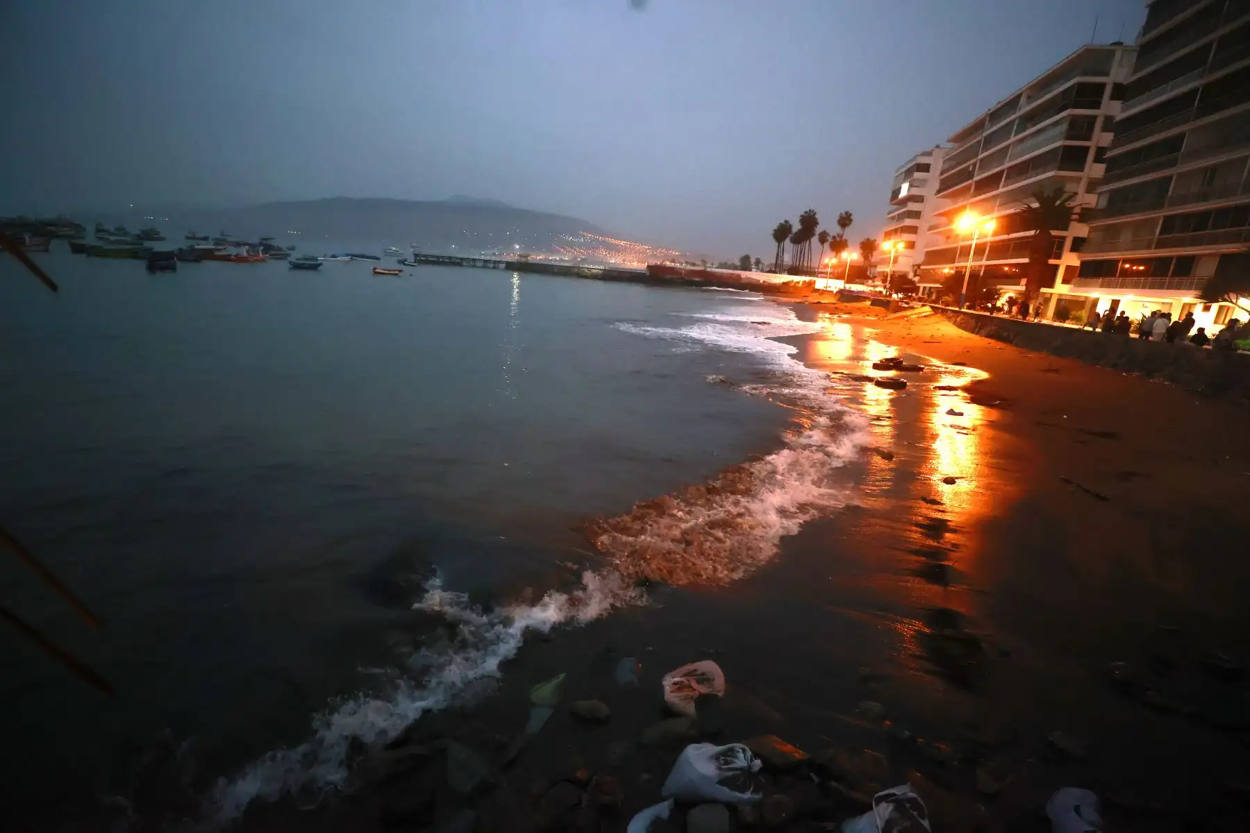 El Instituto Nacional de Defensa Civil (Indeci) dispuso esta tarde el cierre de la bahía de Ancón debido al fuerte oleaje que se registra en el balneario. Brigadas de la Municipalidad de Ancón exhortan a los veraneantes a no acudir a las playas ante el fuerte oleaje registrado en las últimas horas. Los pescadores paralizaron sus labores en el muelle a modo de prevención, vecinos usan costales con arena para evitar el agua entre a las viviendas. Foto: ANDINA/Vidal Tarqui